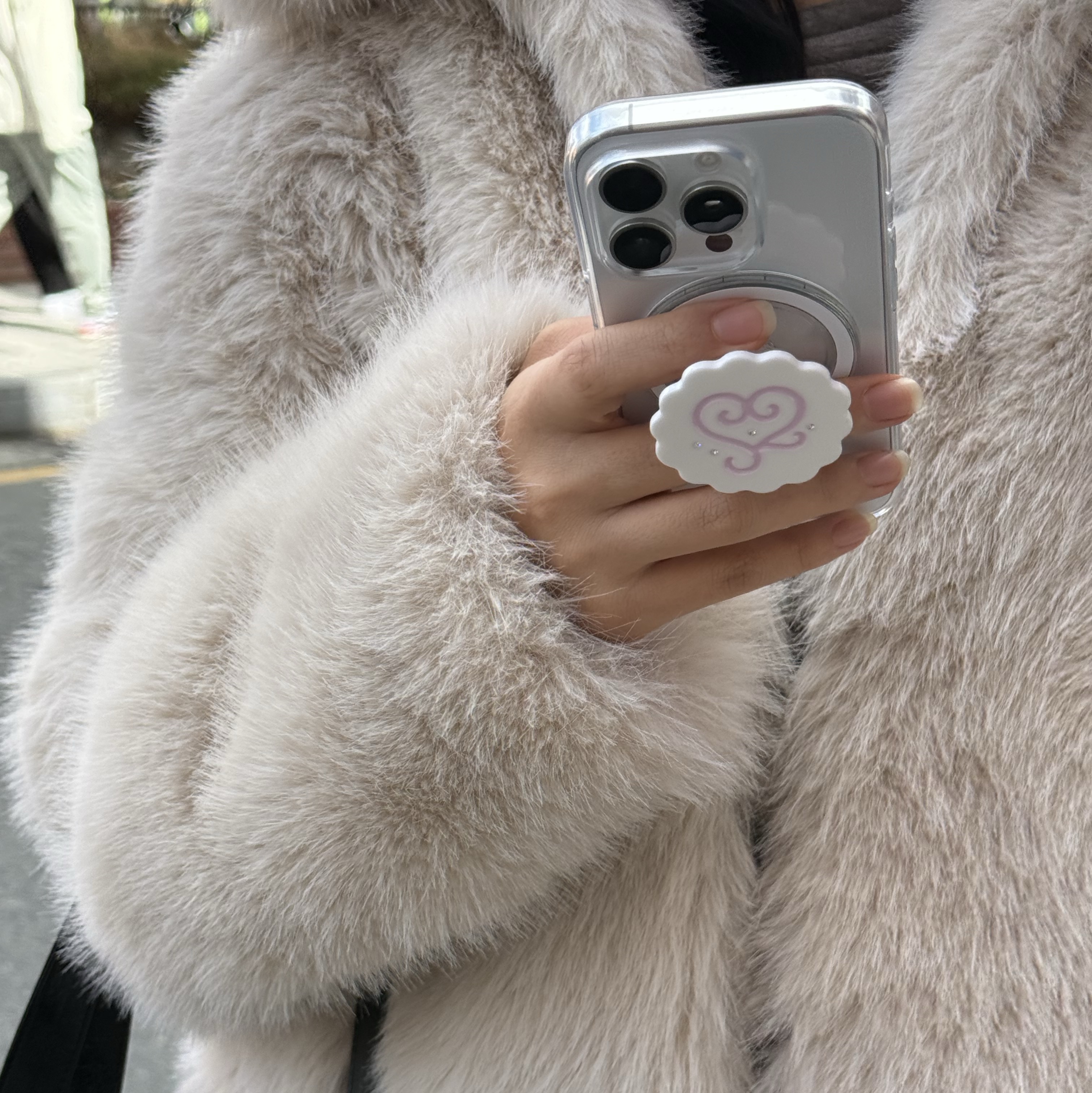 Apple iPhone 16 Pro 256GB White Titanium (Korean Ver.) 착용 스타일