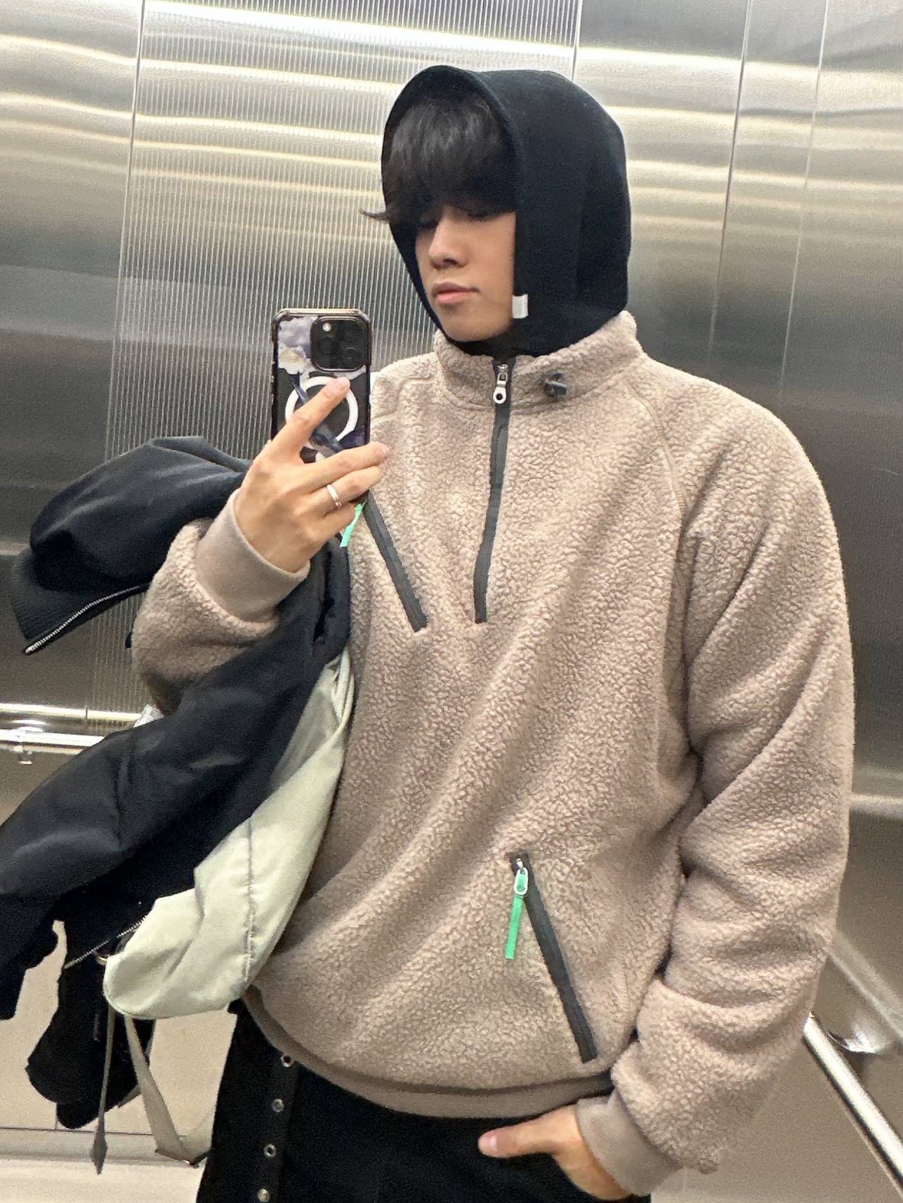 [더블적립] sunlovetour Zip Player Fleece Pullover Taupe 착용 스타일 - 2