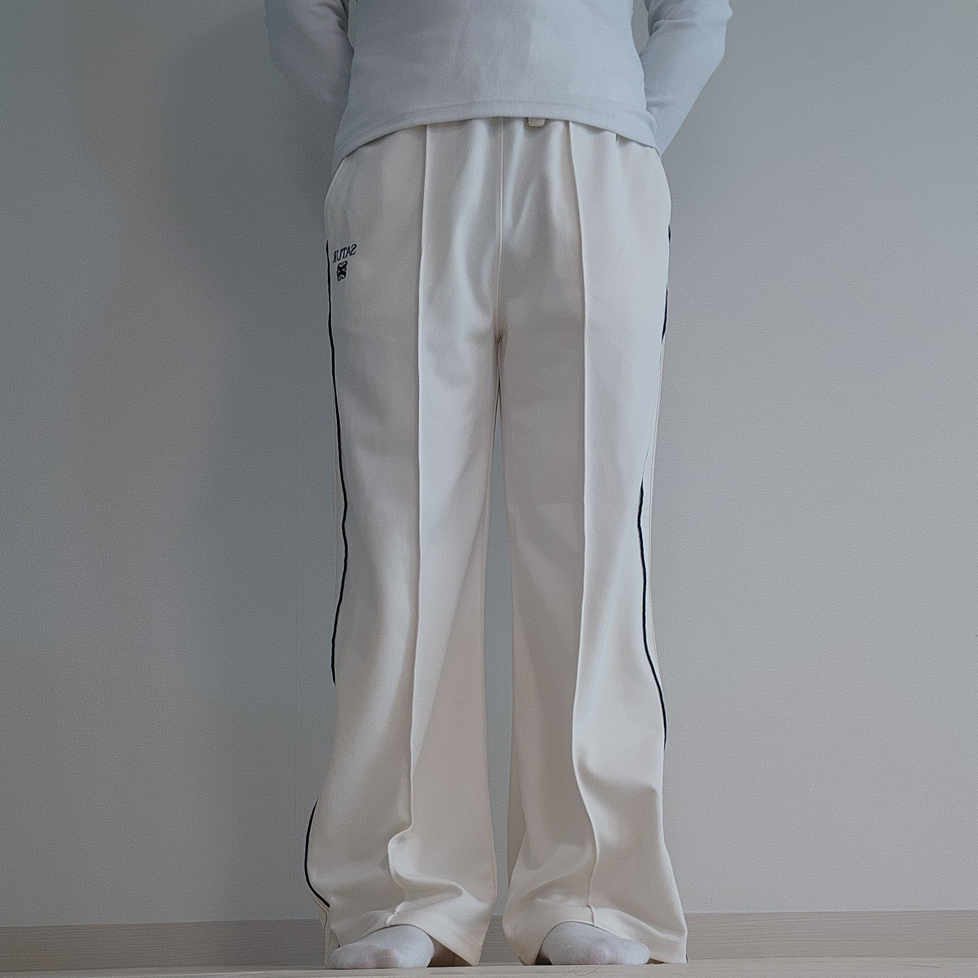 SATUR Essential Lawton Track Pants Cream 착용 스타일 - 1