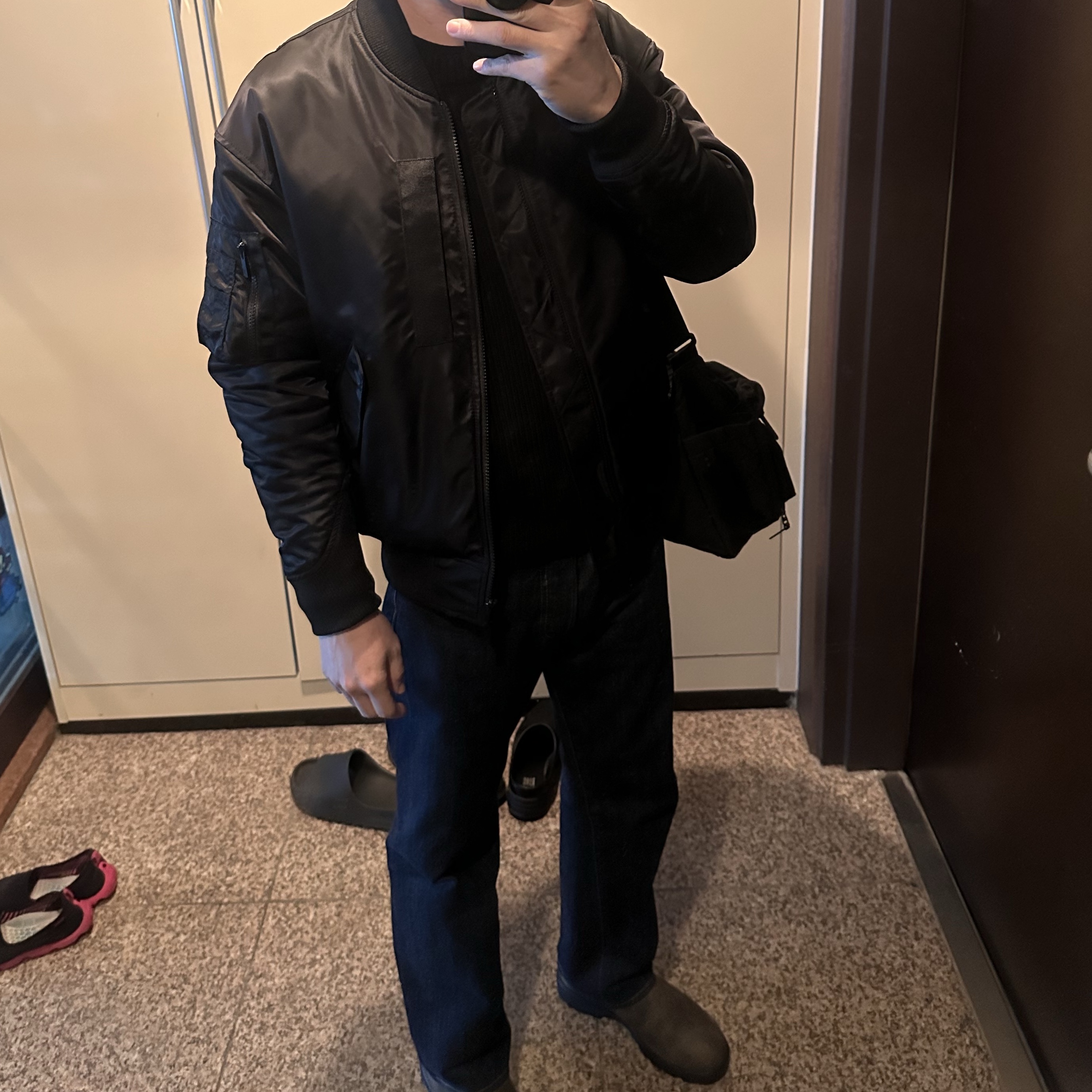 Uniqlo x Jil Sander Hybrid Down Oversized MA-1 Jacket Black 착용 스타일 - 2