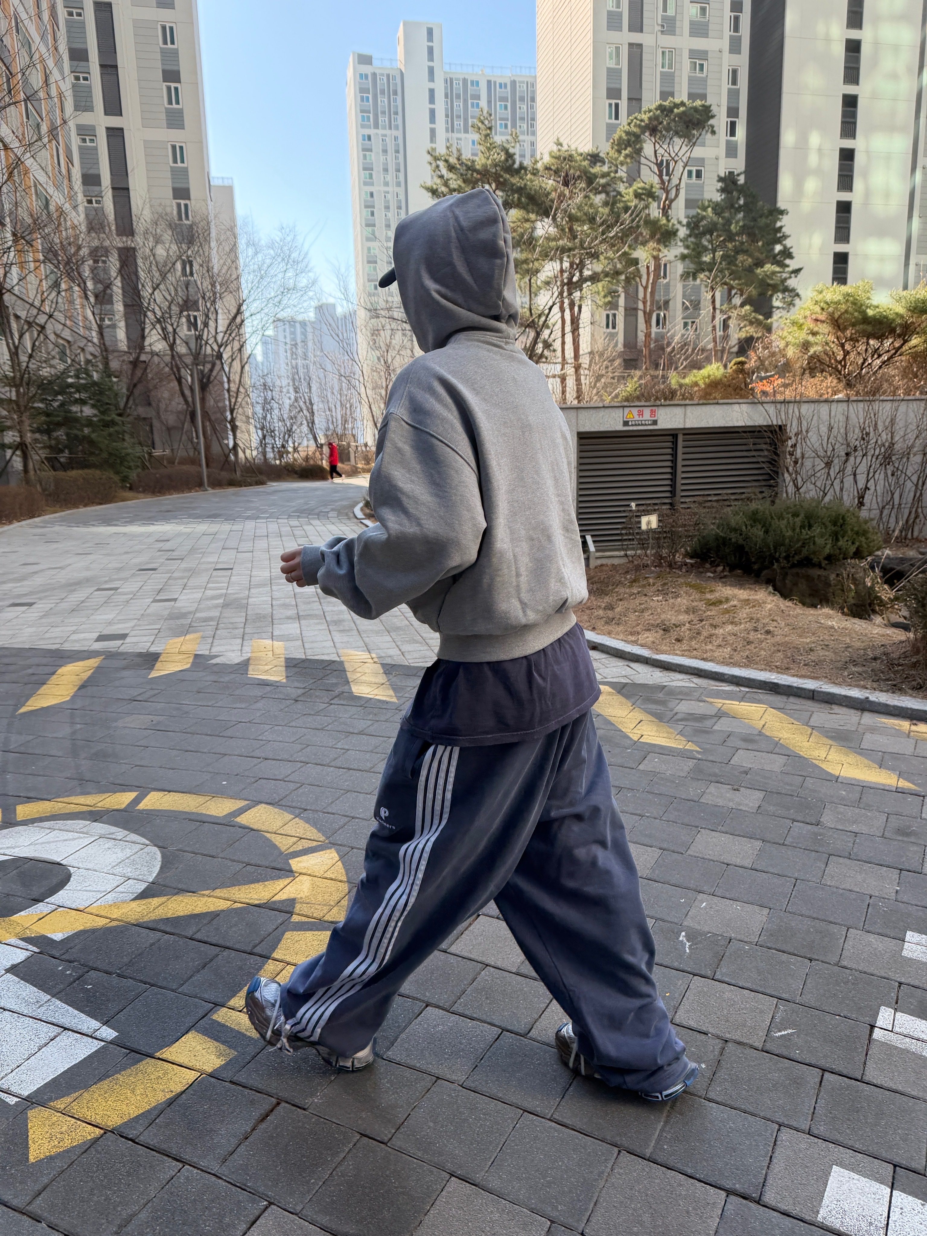 Balenciaga 3XL Sneakers Worn Out Grey White Blue 착용 스타일 - 5