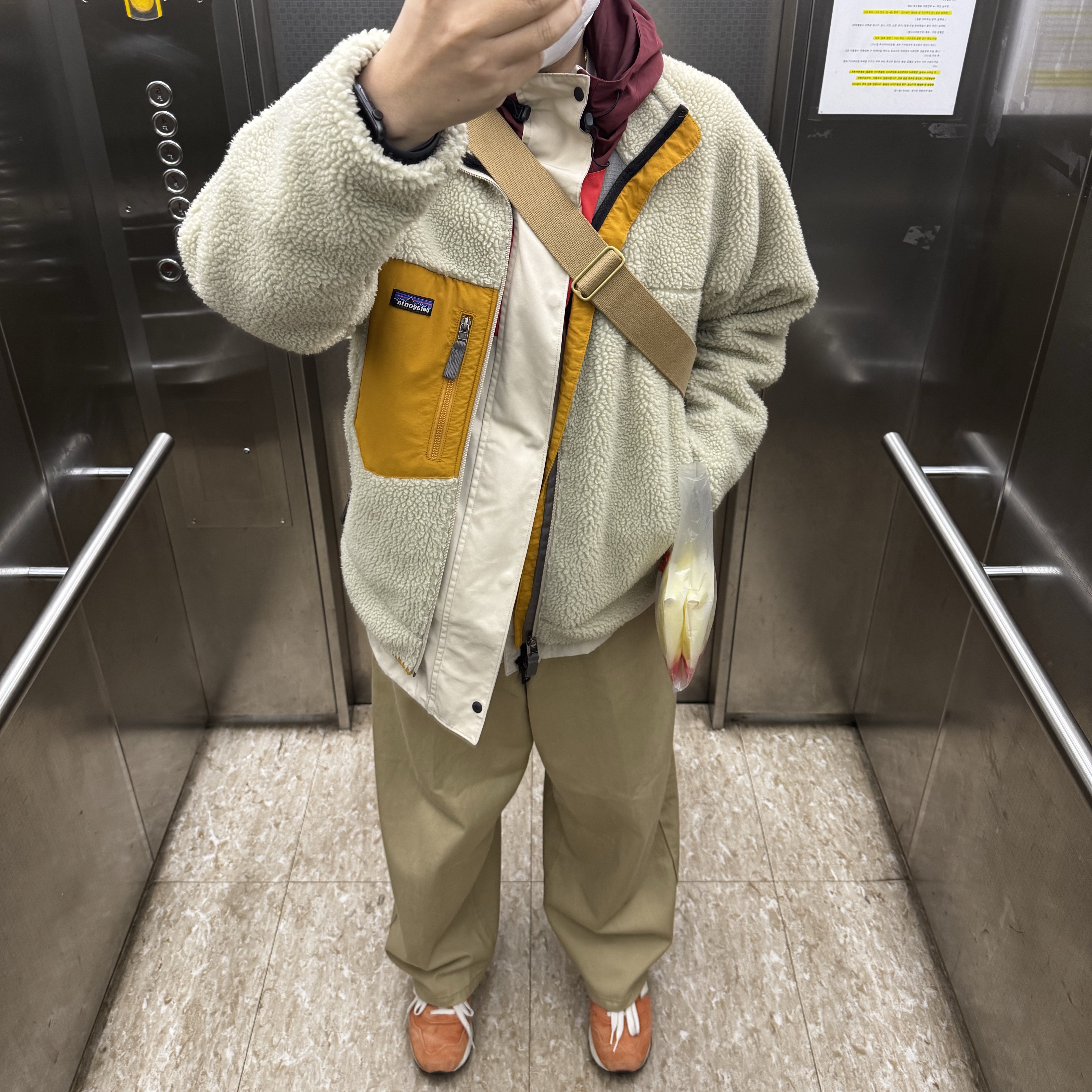 Patagonia Classic Retro-X Jacket Pelican W Wren Gold, New Balance x J.Crew 1400 Made in USA Orange 착용 스타일