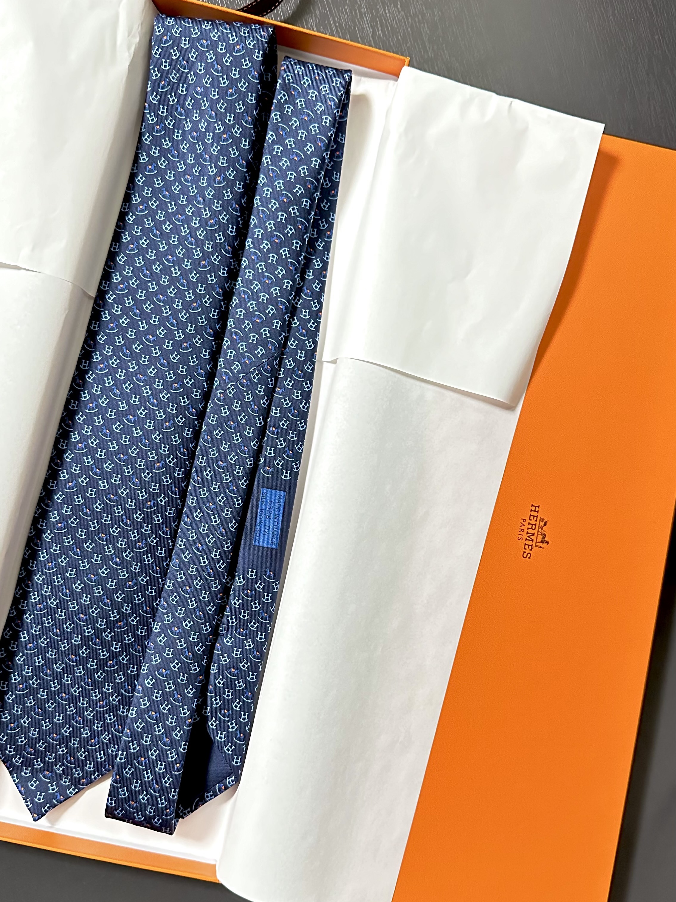 Hermes Rocking Horse Tie Bleu Grise Gris Blanc 착용 스타일