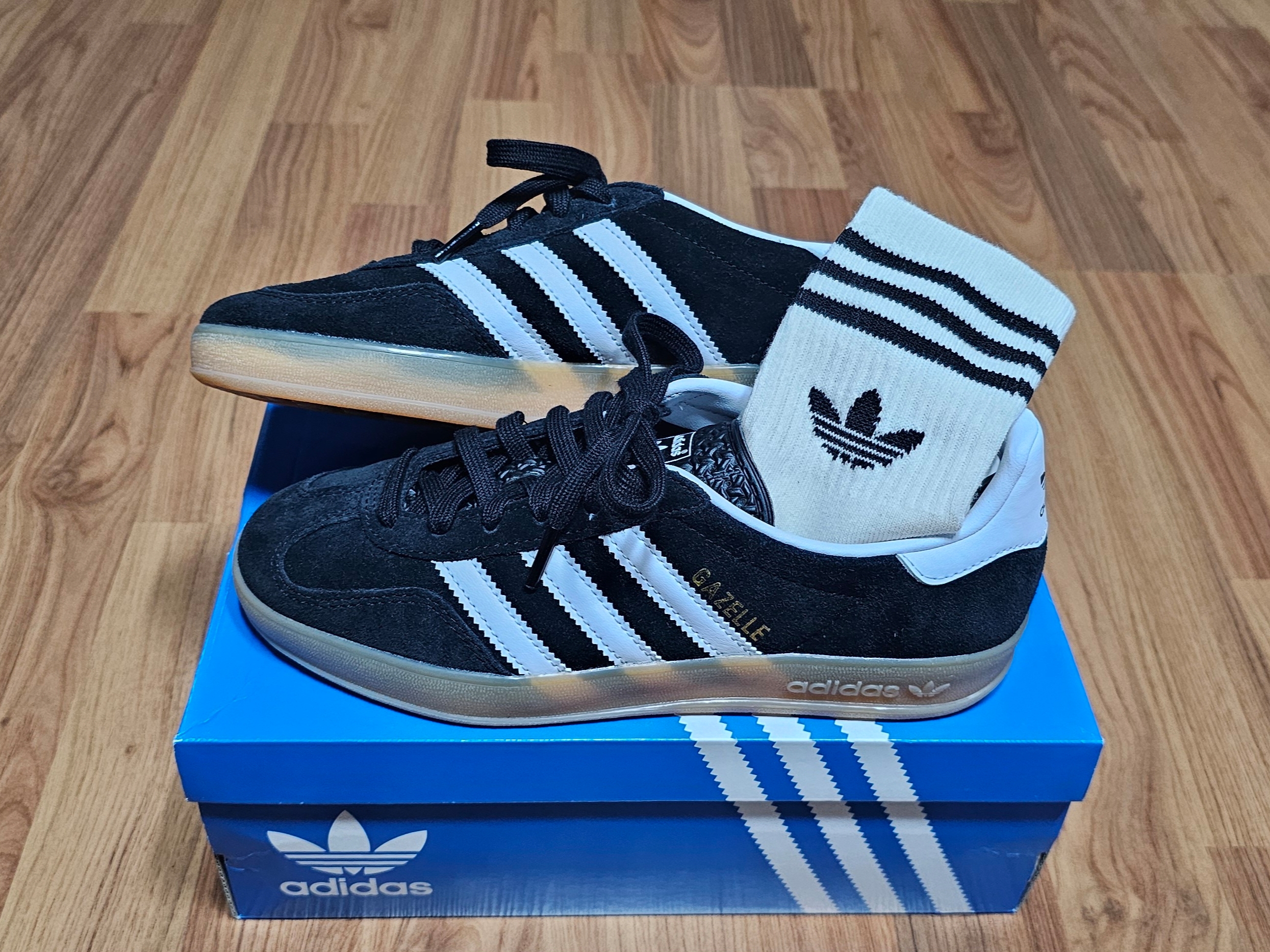 Adidas Gazelle Indoor Core Black Cloud White 착용 스타일 - 1