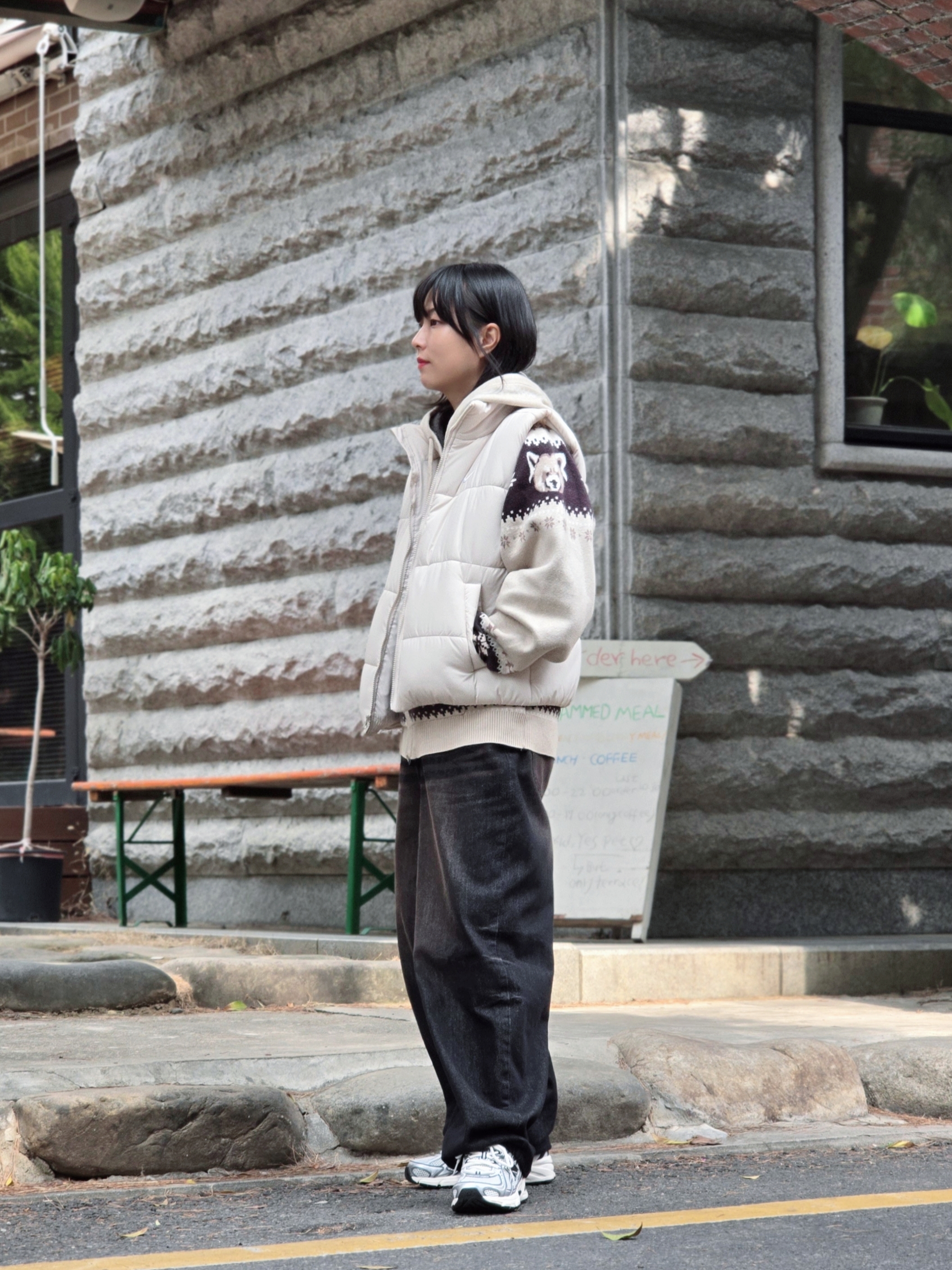 (W) Nike NSW Classic Padded Therma-Fit Loose Vest Light Orewood Brown White - Asia, New Balance 740 Sea Salt Black 착용 스타일 - 1