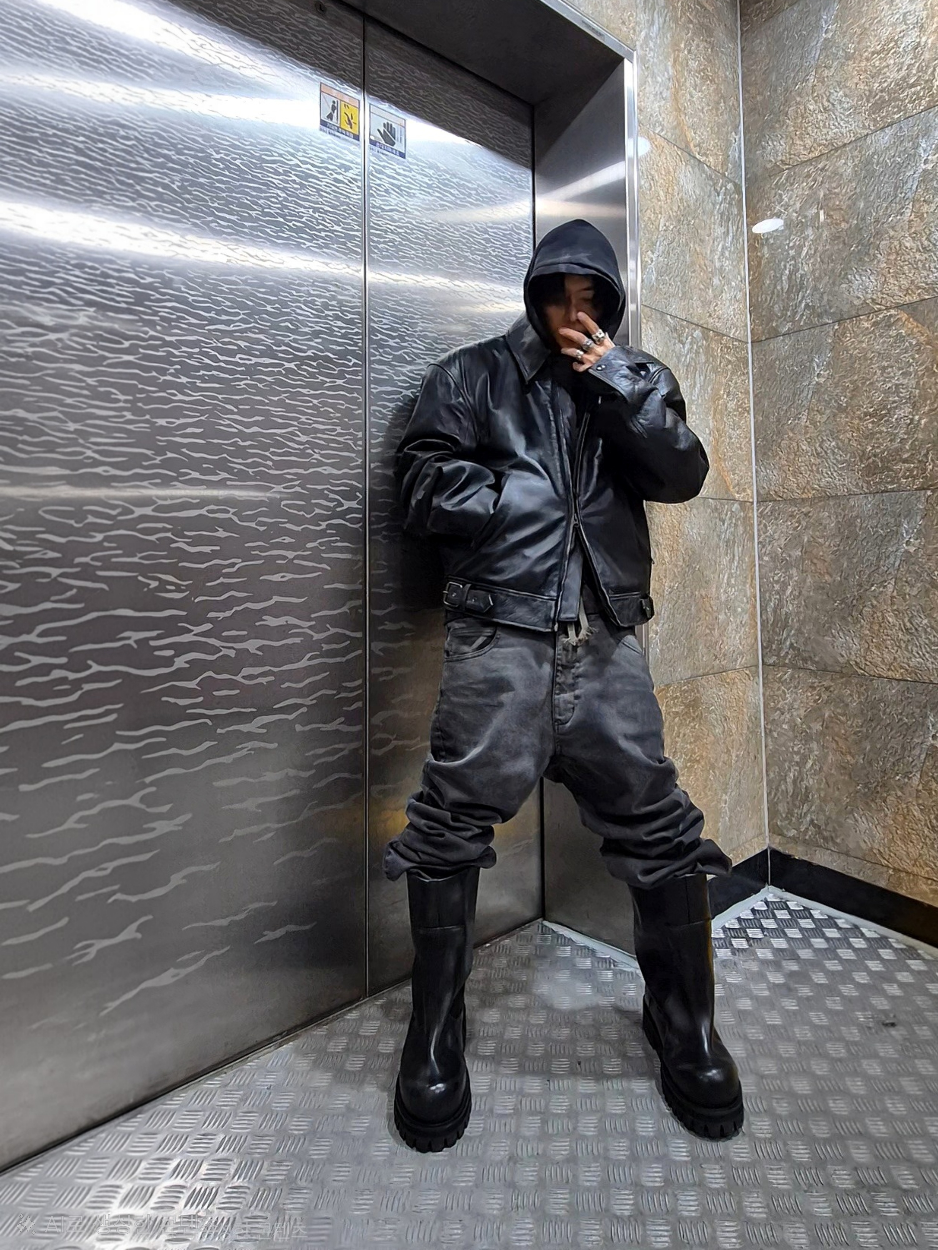 Project G/R Distressed Leather Biker Jacket Black 착용 스타일 - 1