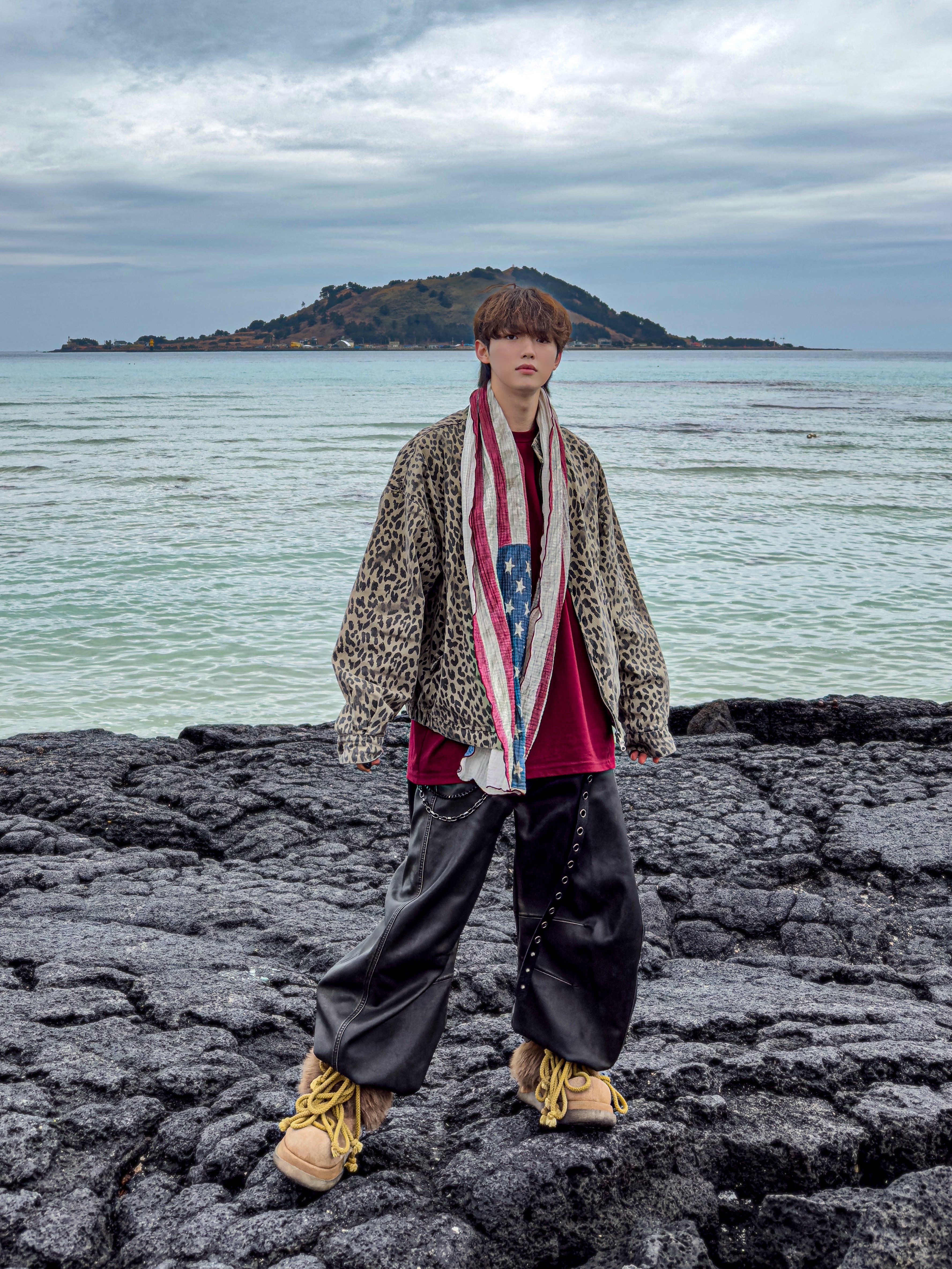 QT8 GARMENTS Washed Leopard Harrington Jacket Beige 착용 스타일 - 2