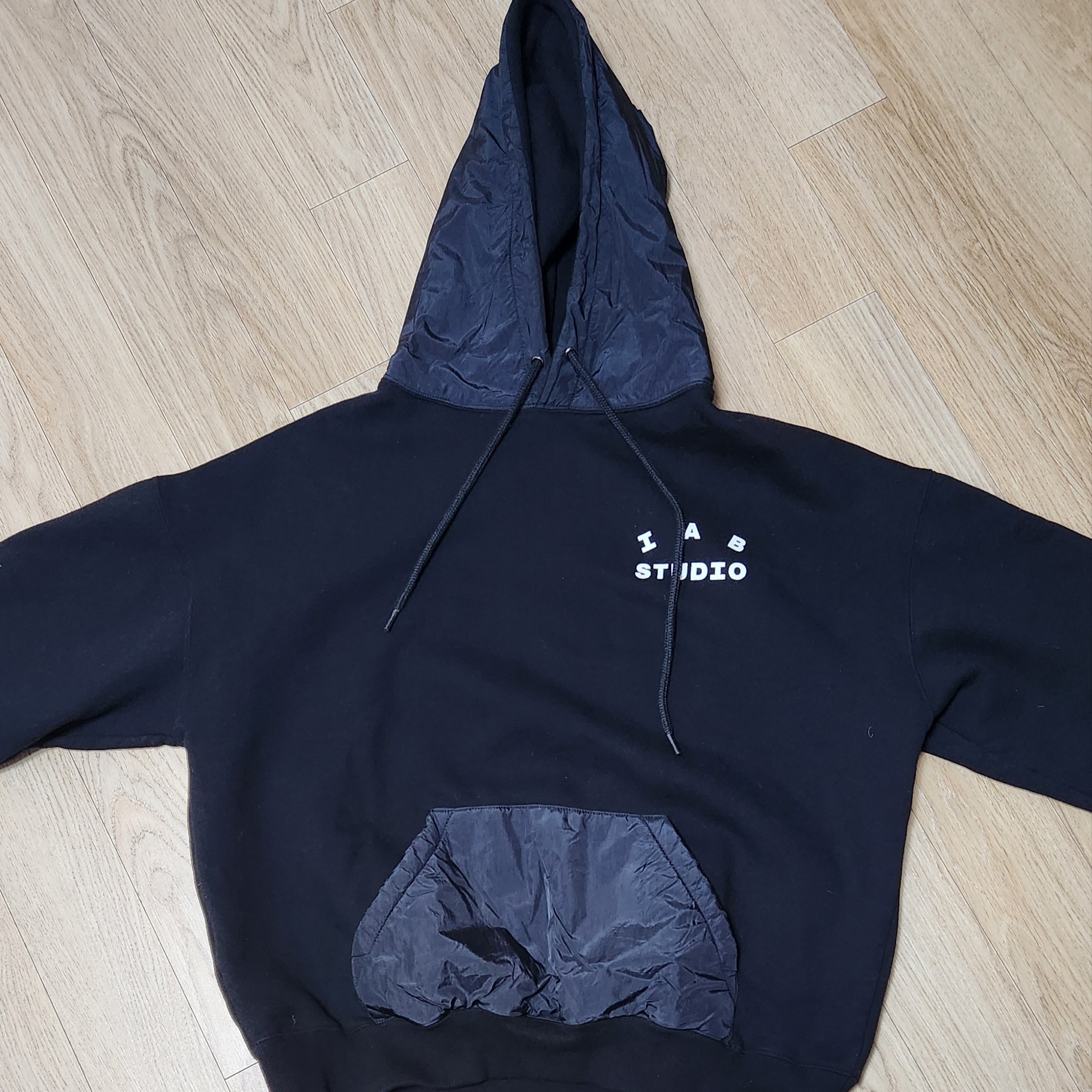 IAB Studio Woven Hoodie Black 착용 스타일 - 1