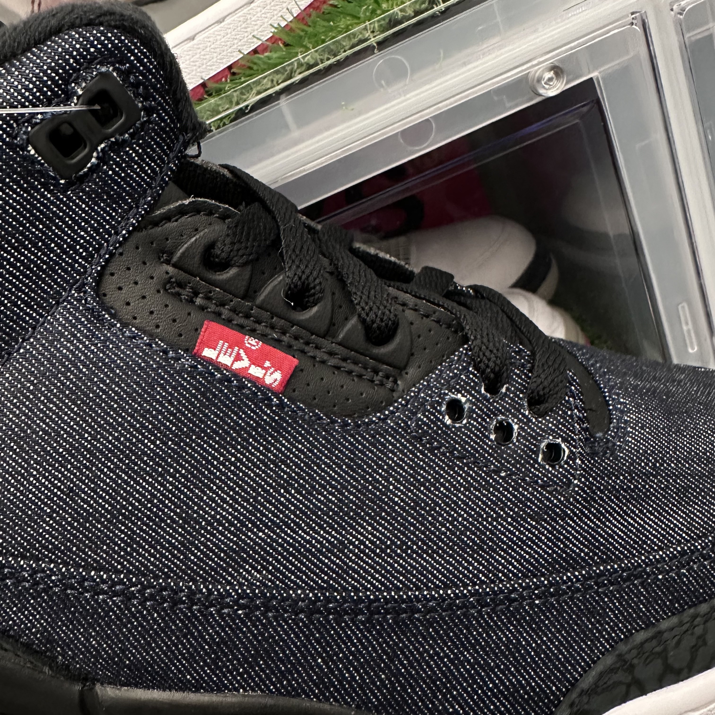 Jordan 3 x Levi’s Indigo and Gym Red 착용 스타일 - 3