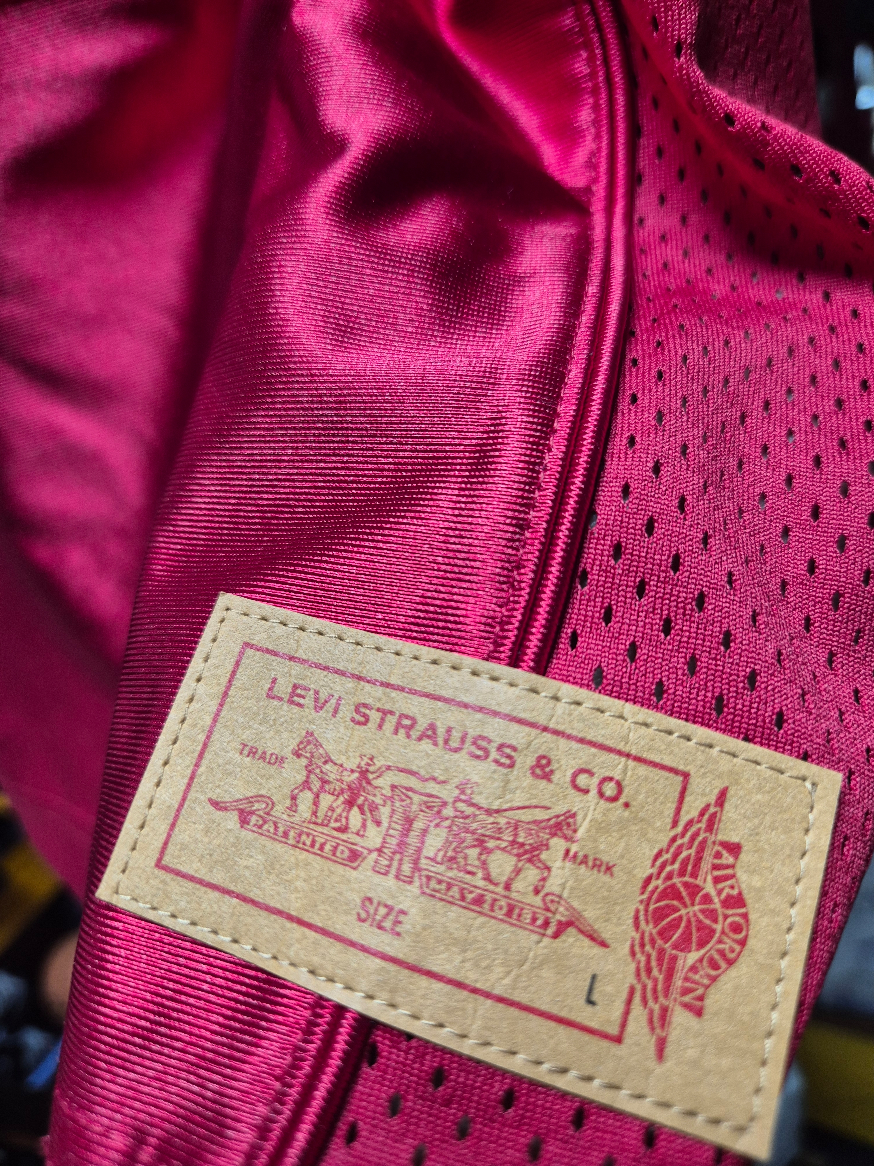Jordan x Levi's Red Jersey Gym Red (IM6732-657) 착용 스타일 - 3