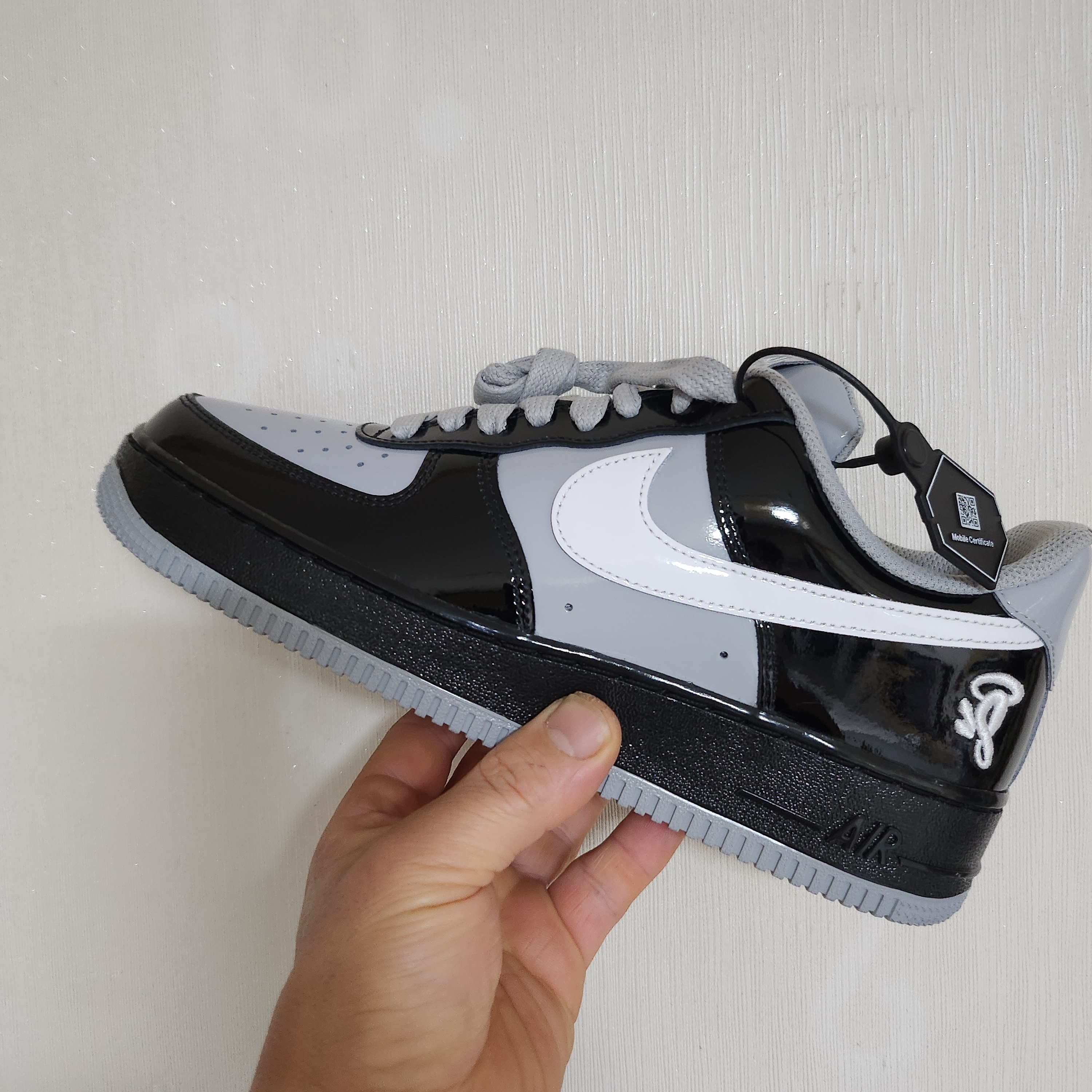 Nike x Syna Air Force 1 '07 Black and Light Smoke Grey 착용 스타일 - 1
