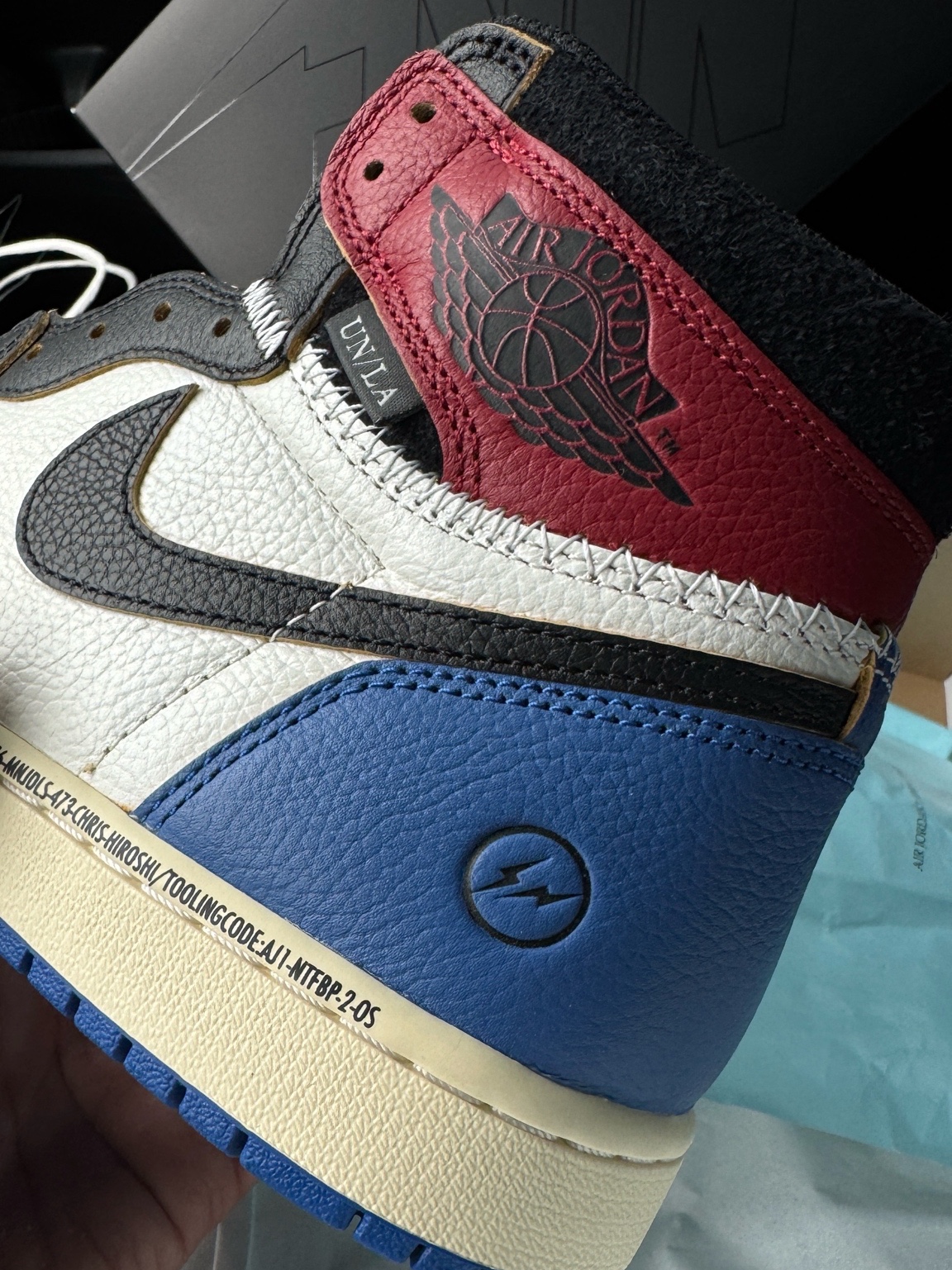 Jordan 1 x Fragment x Union LA Black and Varsity Red 착용 스타일 - 2