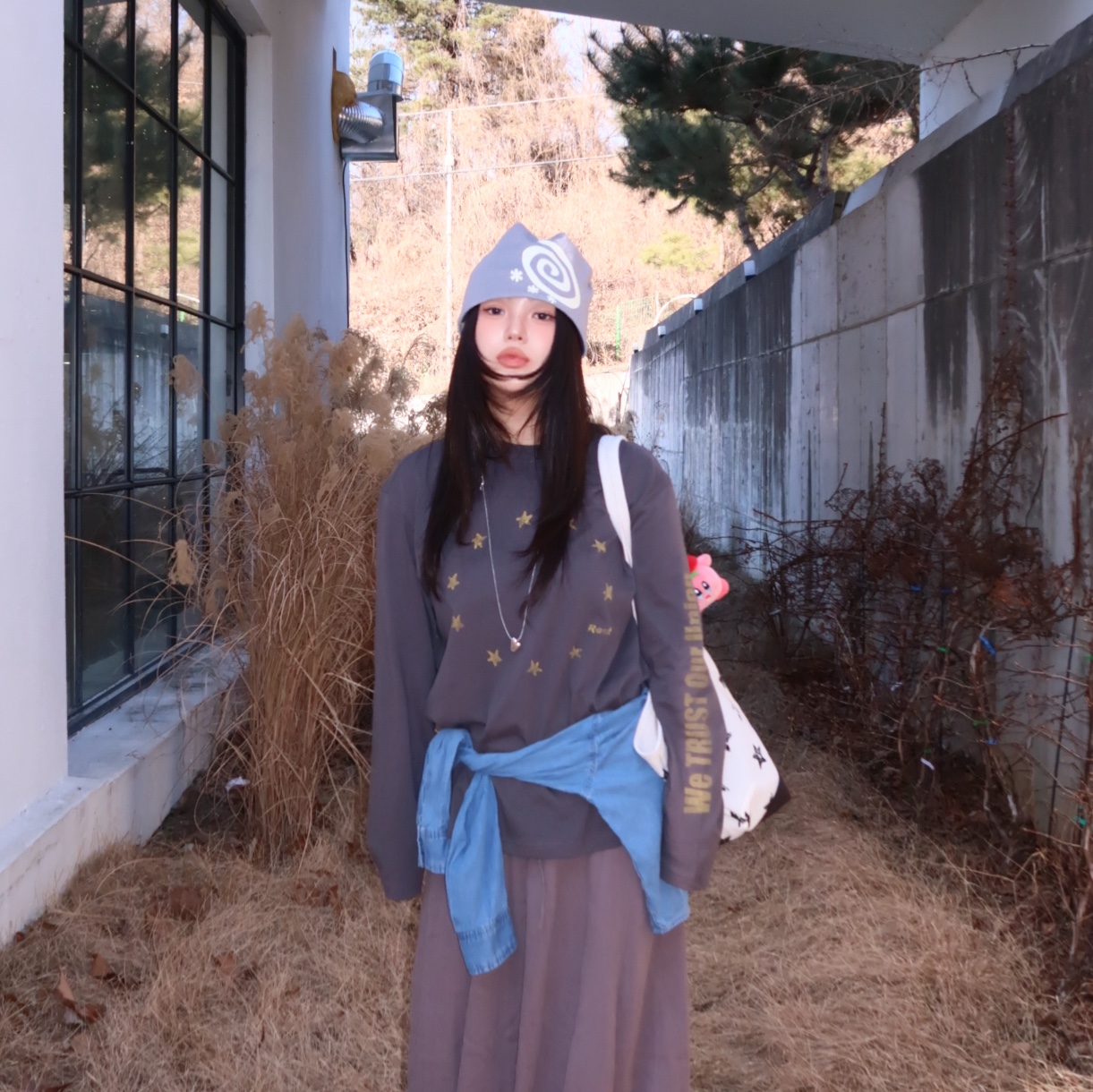 AMOU Reversible Stripe Beanie Gray, AMOU Star Circle Long Sleeve Charcoal 착용 스타일 - 1