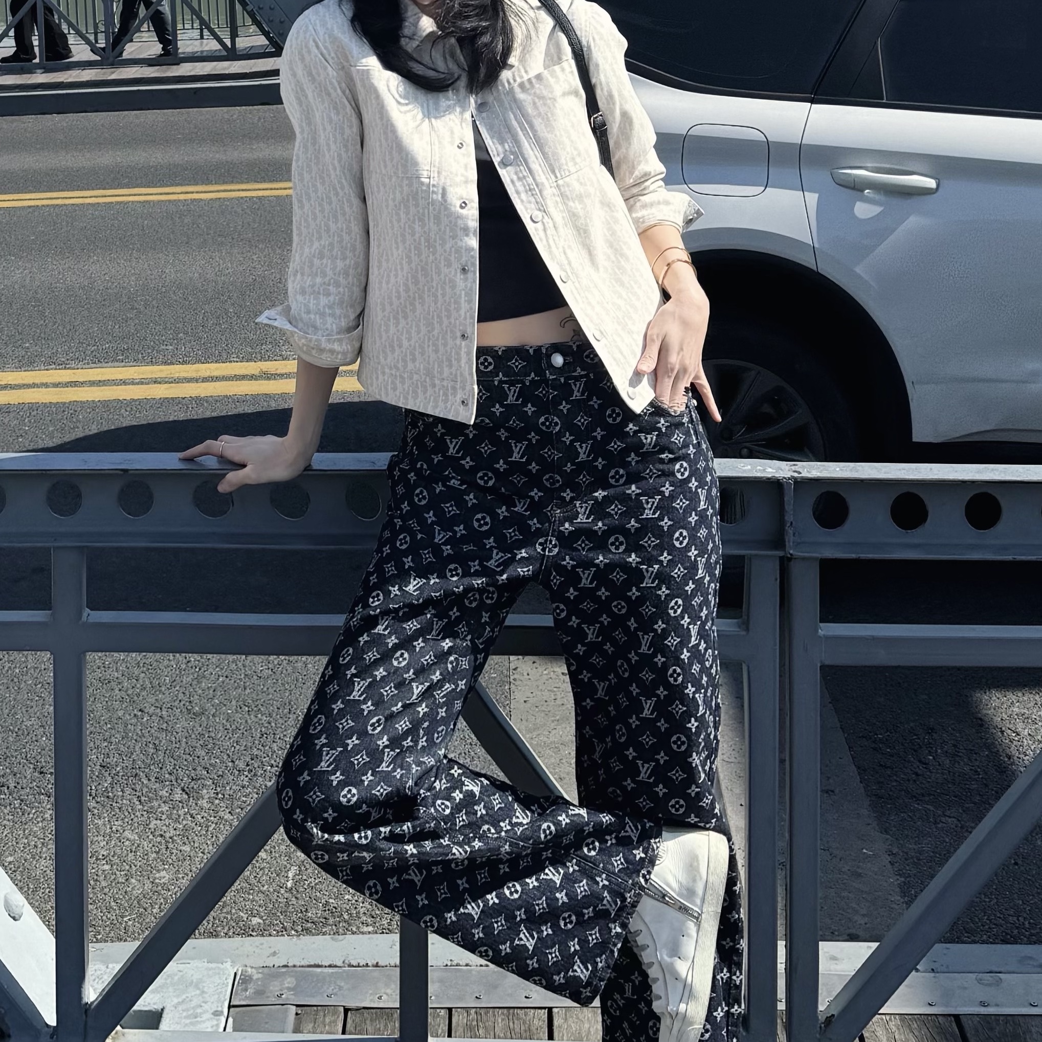 Louis Vuitton Flocked Monogram Denim Skate Pants Indigo 착용 스타일