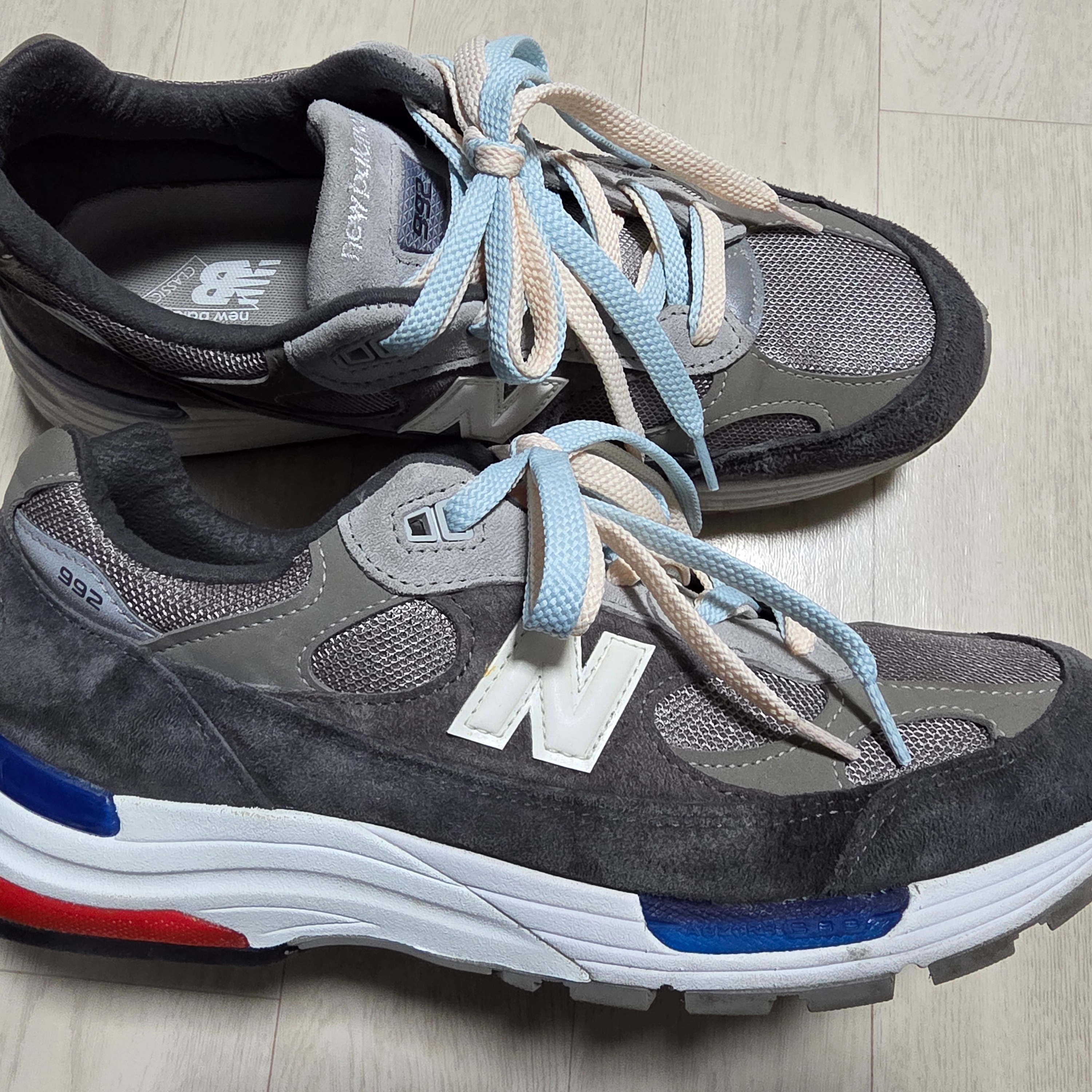 New Balance 992 Made in USA Grey Red Blue 착용 스타일 - 1