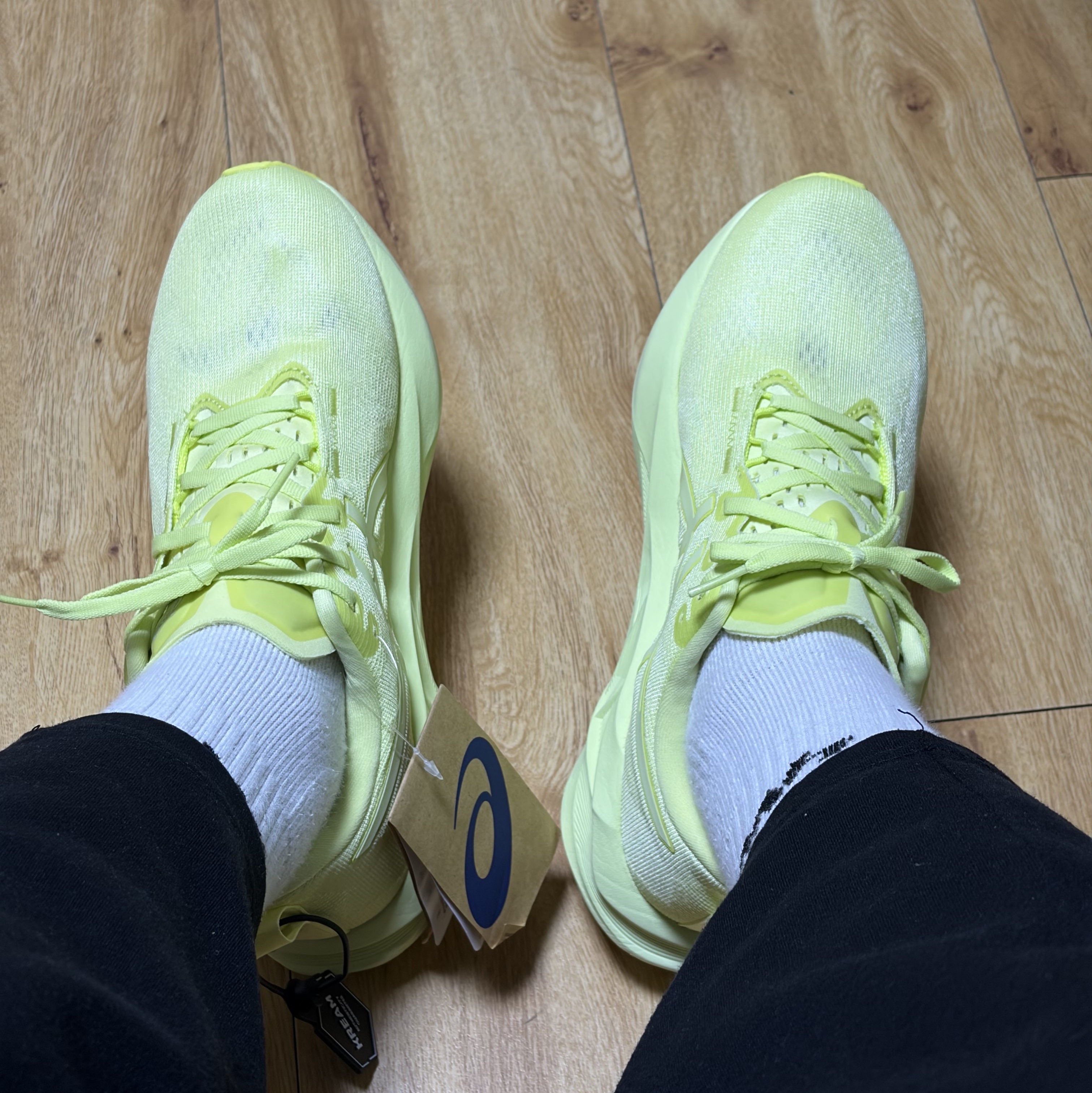 Asics Novablast 5 Lite Show Huddle Yellow 착용 스타일