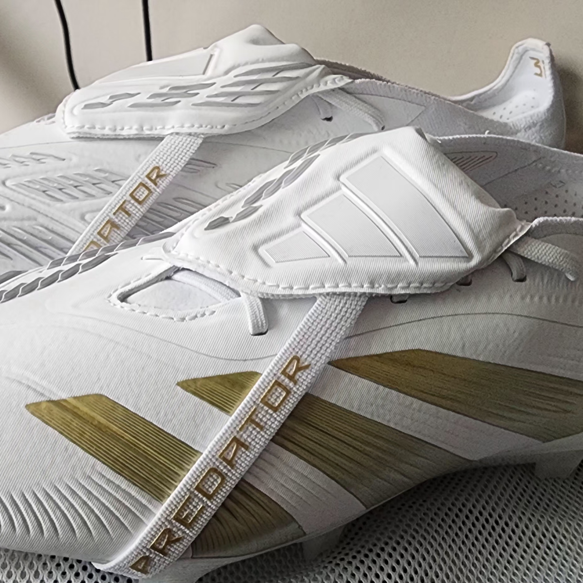 Adidas Predator Elite Foldover Tongue FG Cloud White Gold Metallic 착용 스타일 - 2