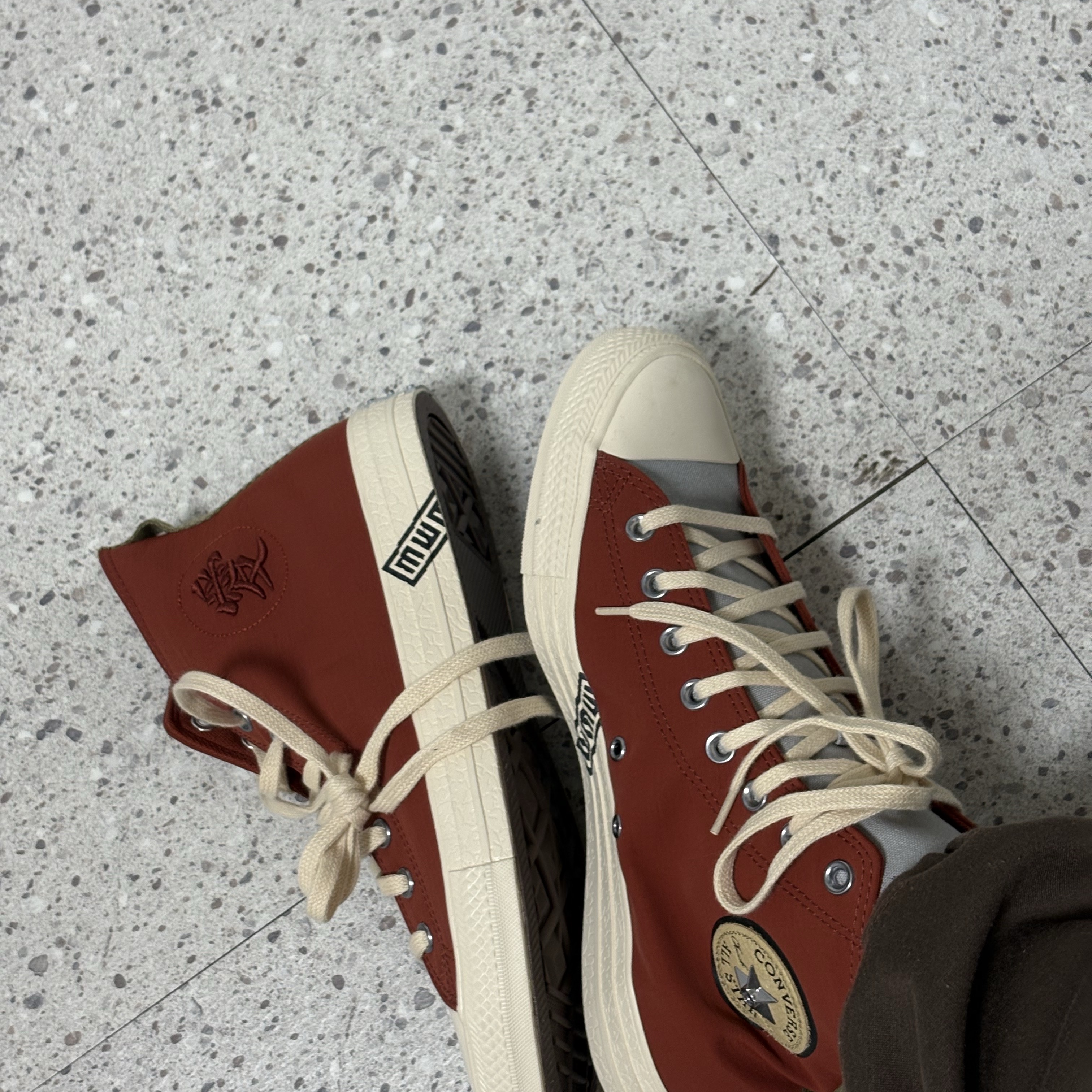 Converse x Naruto Chuck Taylor All Star Hi Ritual Red Natural Ivory 착용 스타일 - 4