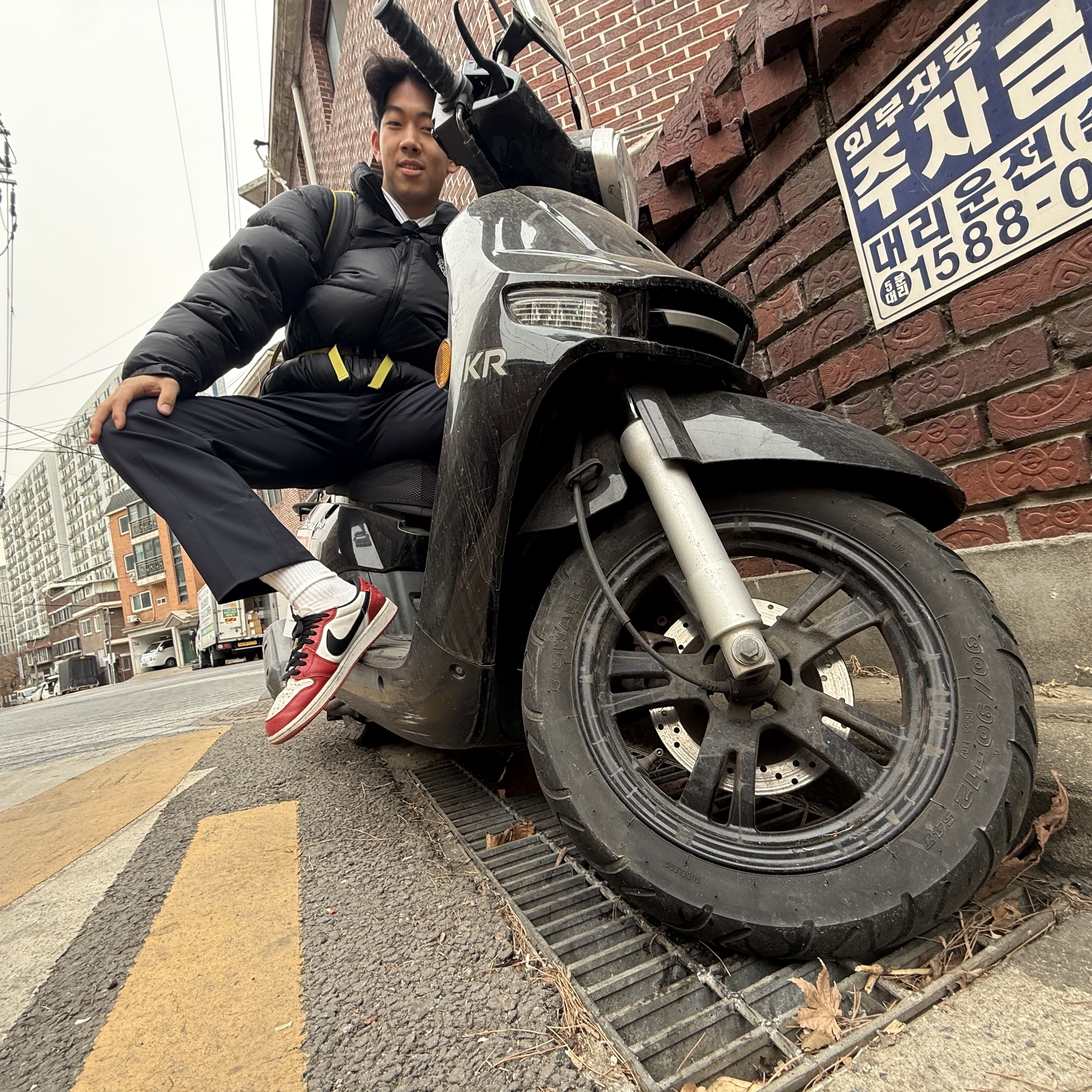 The North Face 1996 Eco Nuptse Jacket Black, Arc'teryx Mantis 16 Backpack Black Olive Moss 착용 스타일