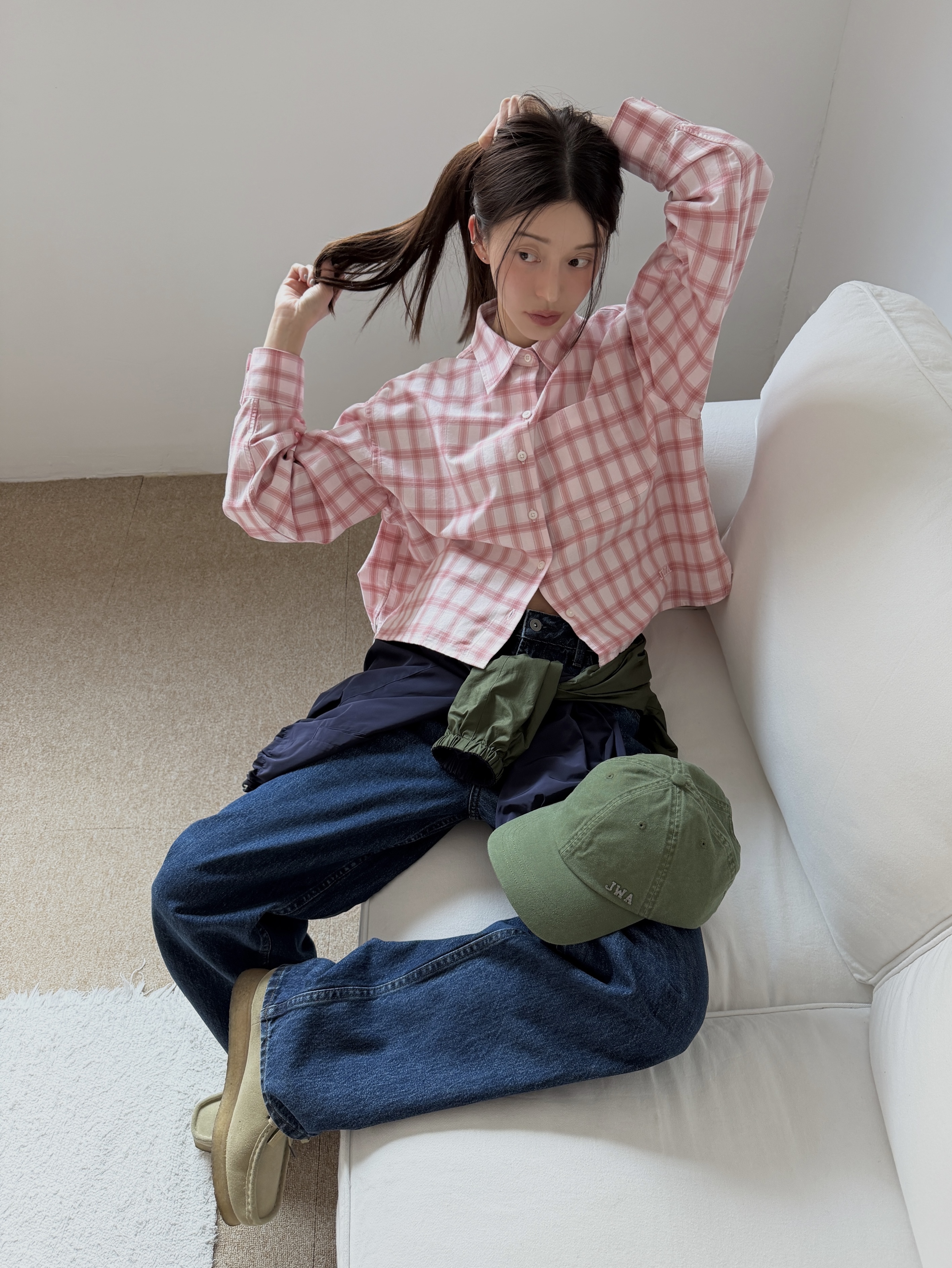 (W) Clarks Wallabee Maple Suede, Uniqlo x JW Anderson Baggy Jeans Blue 착용 스타일 - 2