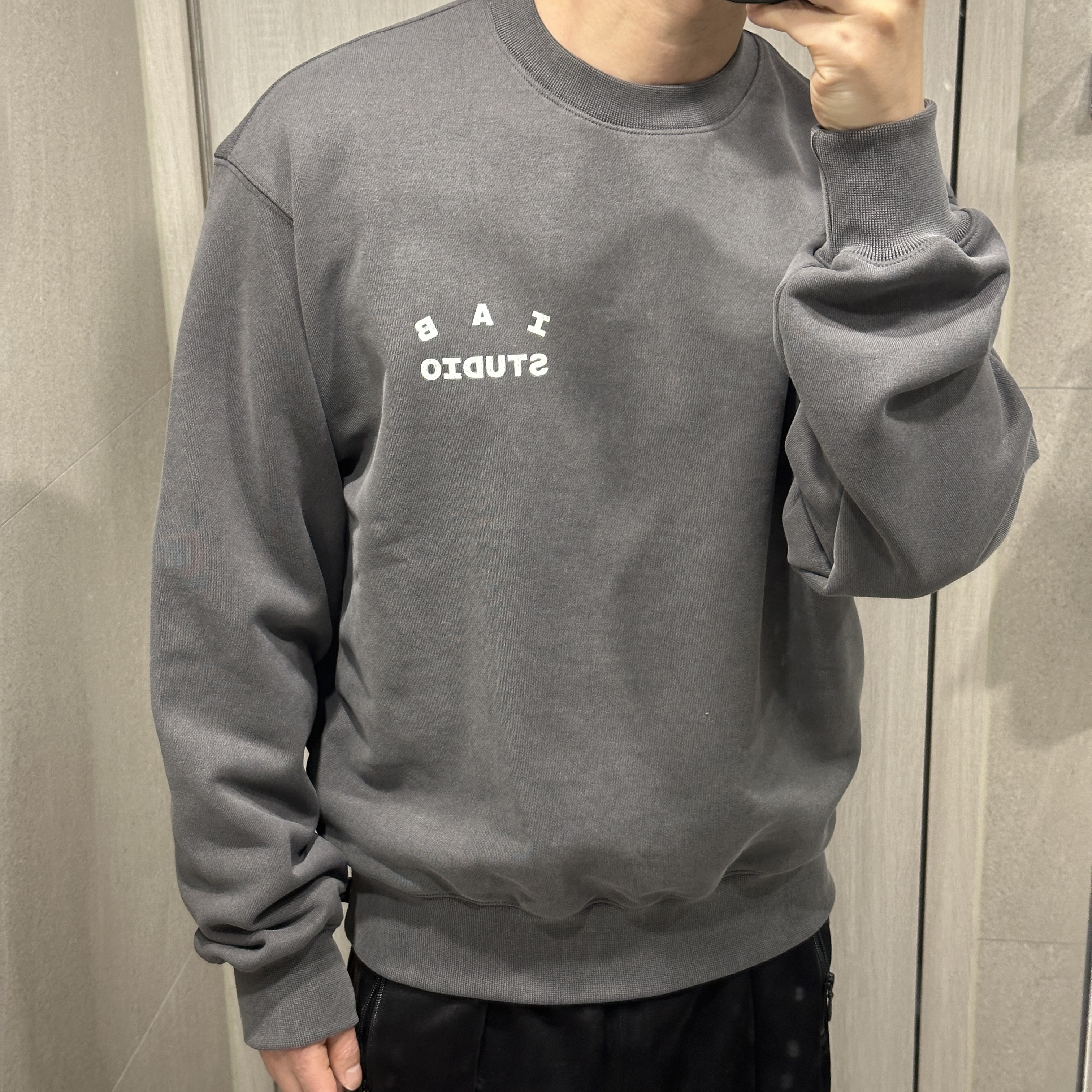 IAB Studio IAB Damaged Logo Sweatshirt Charcoal 착용 스타일 - 2