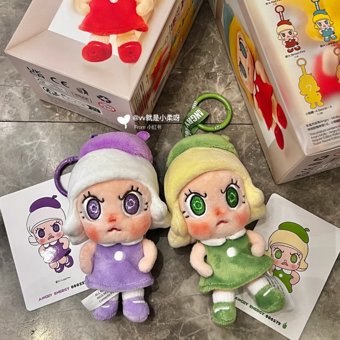 Pop Mart Angry Molly Angry Energy Series Plush Pendant Purple Fire (Opened Case), Pop Mart Angry Molly Angry Energy Series Plush Pendant Green Fire (Opened Case) 착용 스타일