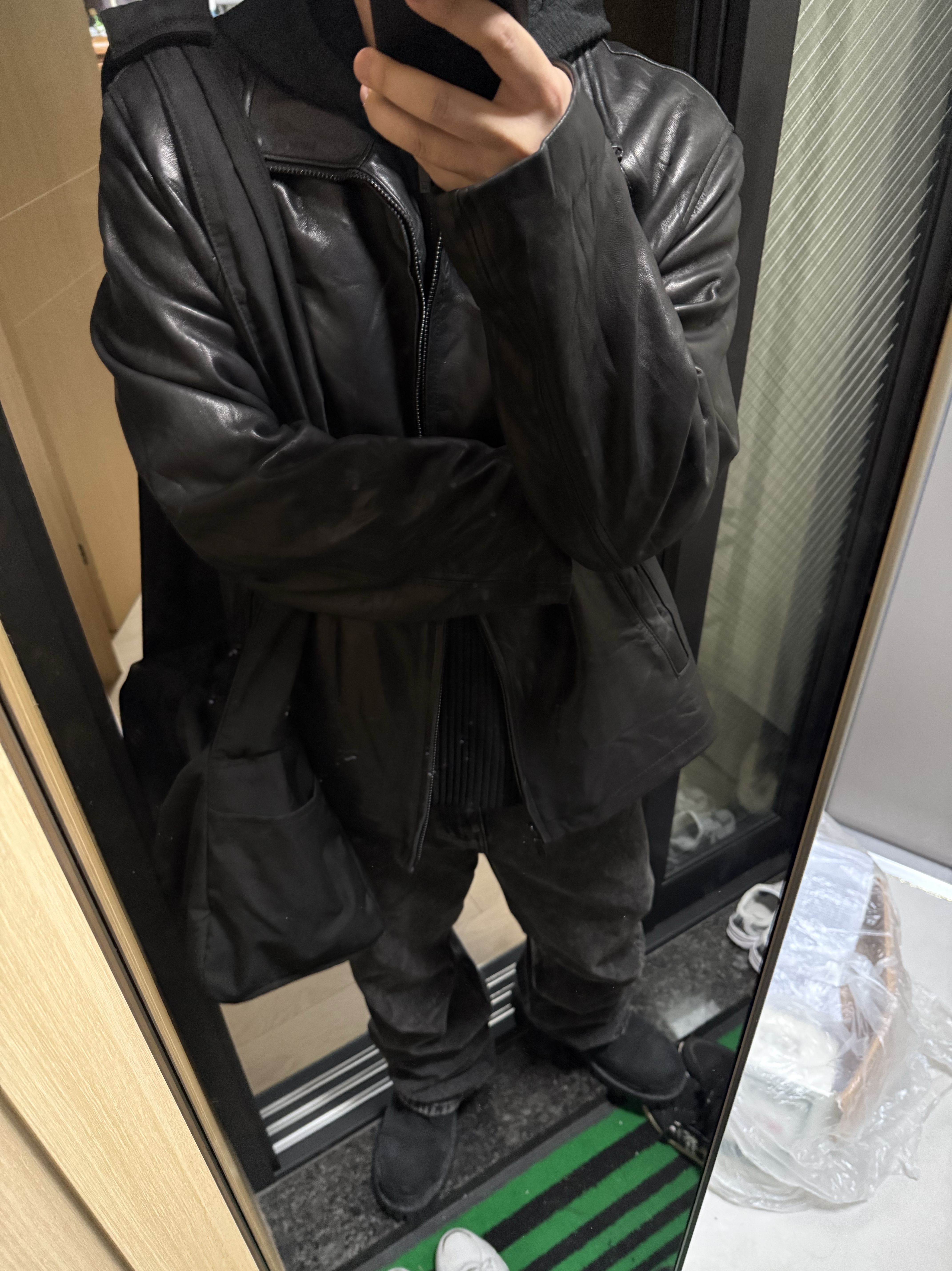 Balenciaga Rubber Mold Closed Black, CDG '84-85 Staff Blouson Black 착용 스타일 - 6