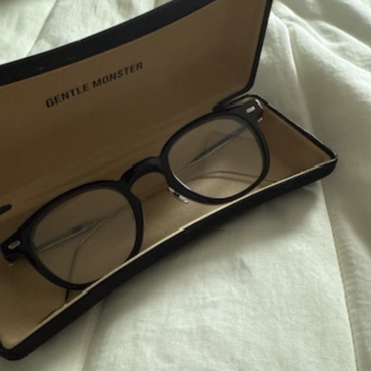 Gentle Monster Eddy 01 Black 착용 스타일
