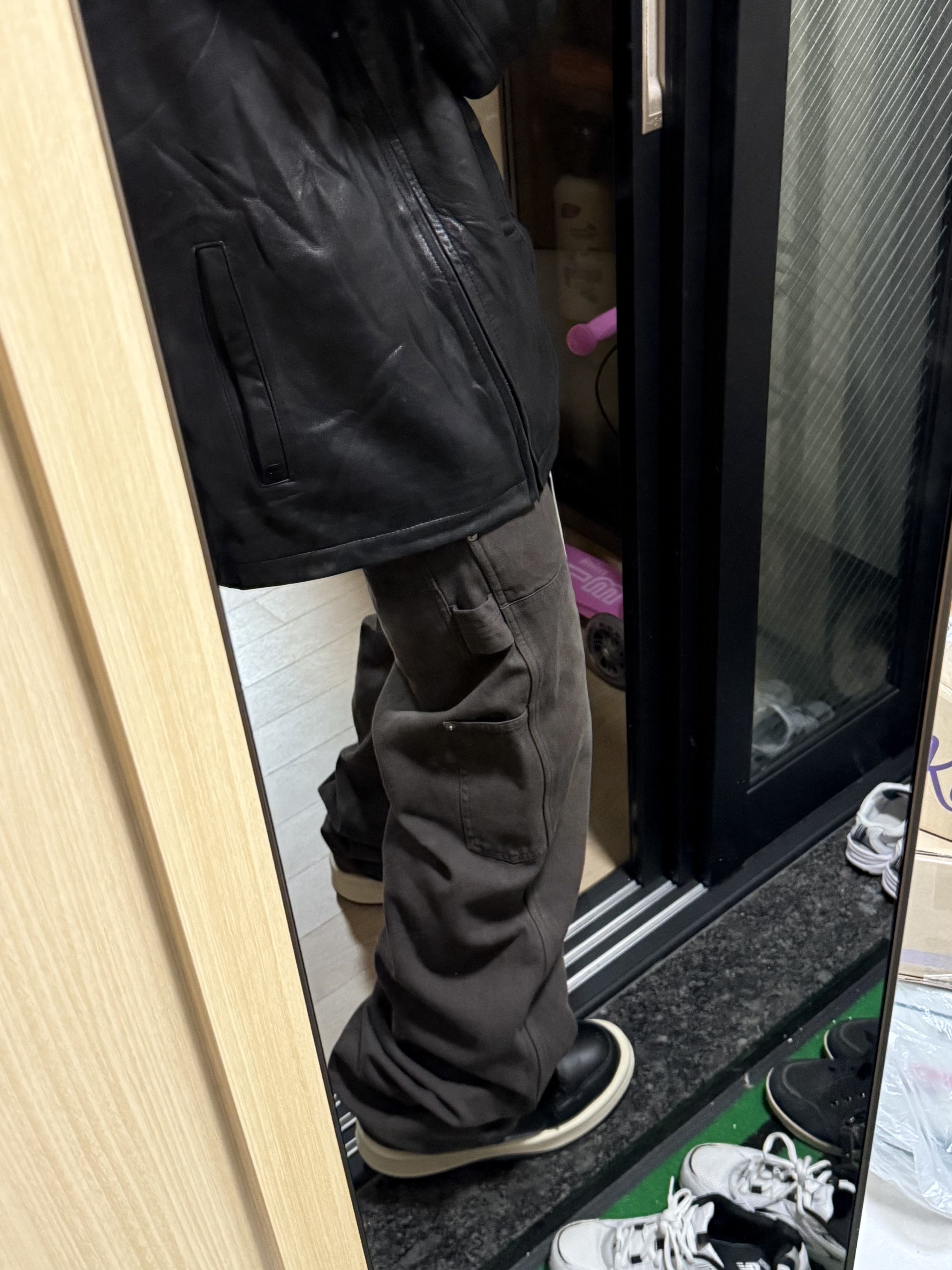 Balenciaga Rubber Mold Closed Black, CDG '84-85 Staff Blouson Black 착용 스타일 - 5
