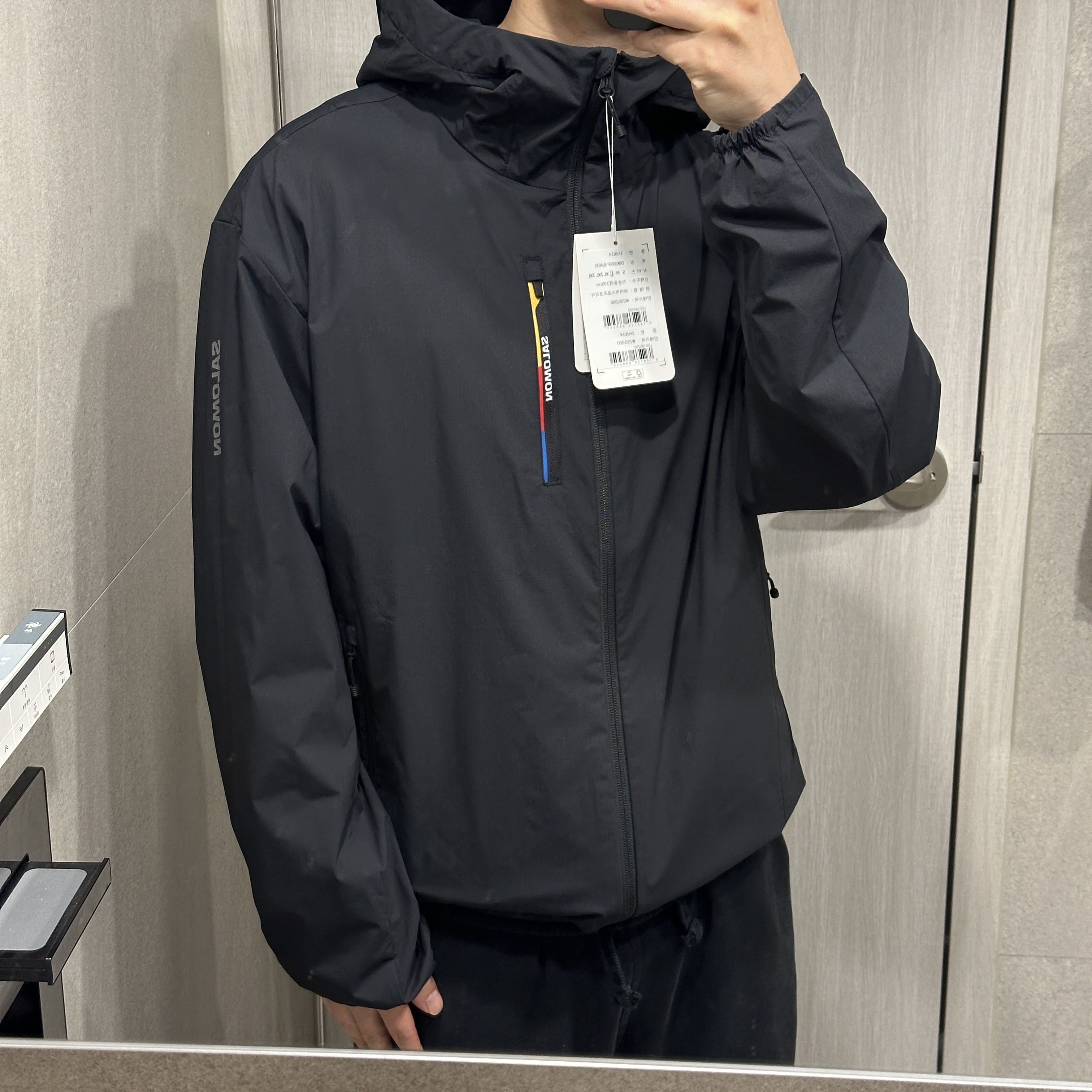 Salomon Modisay Windshell Jacket Deep Black 착용 스타일