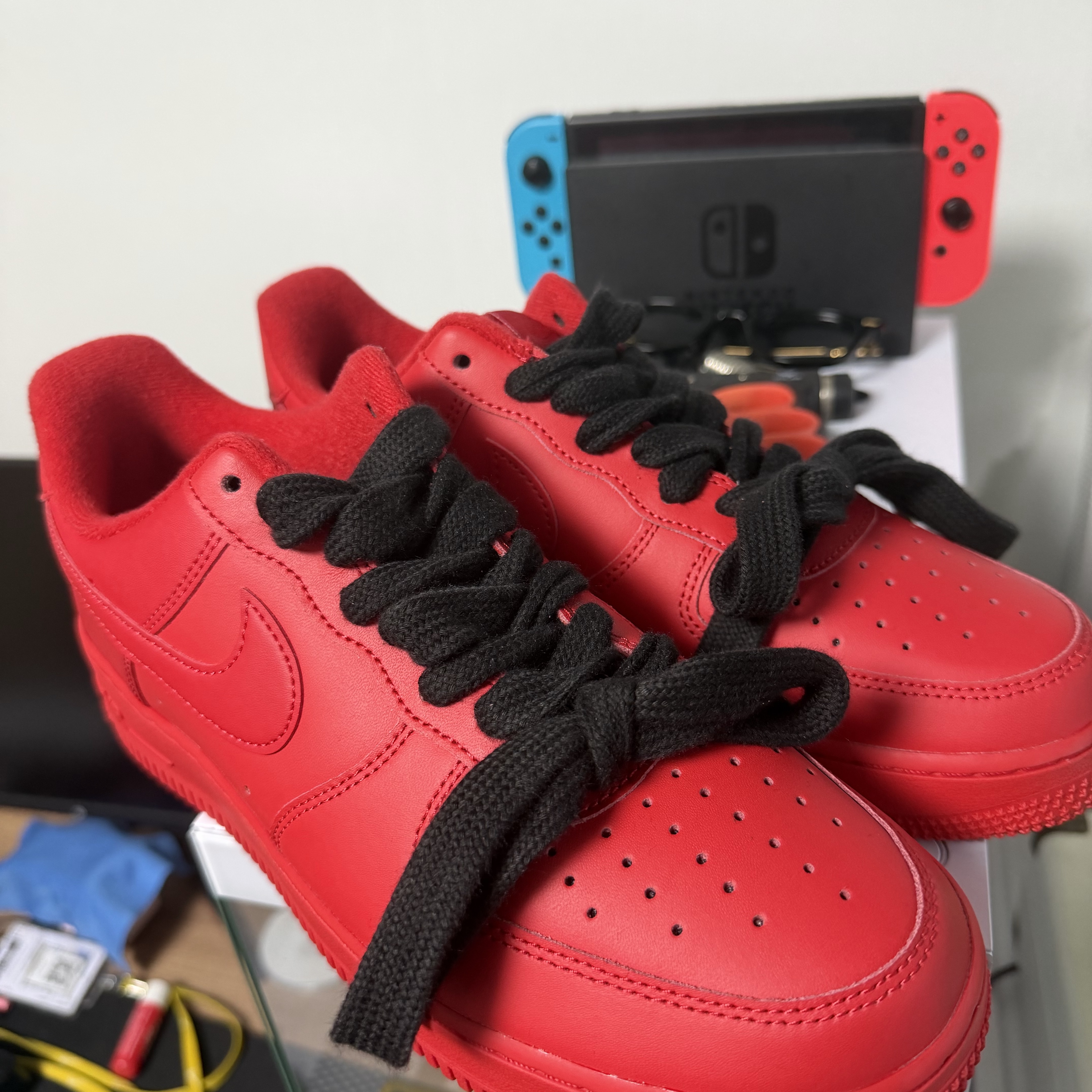 Nike Air Force 1 '07 LV8 Low 1 Triple Red 착용 스타일 - 1