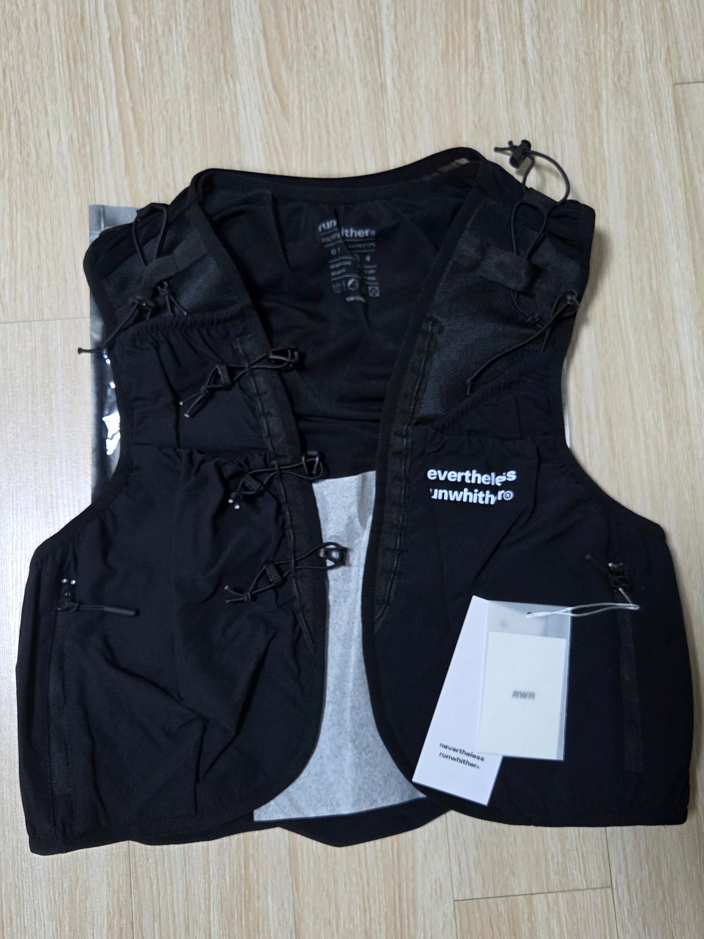 [KREAM 단독] runwhither Trail Running Vest Black 착용 스타일