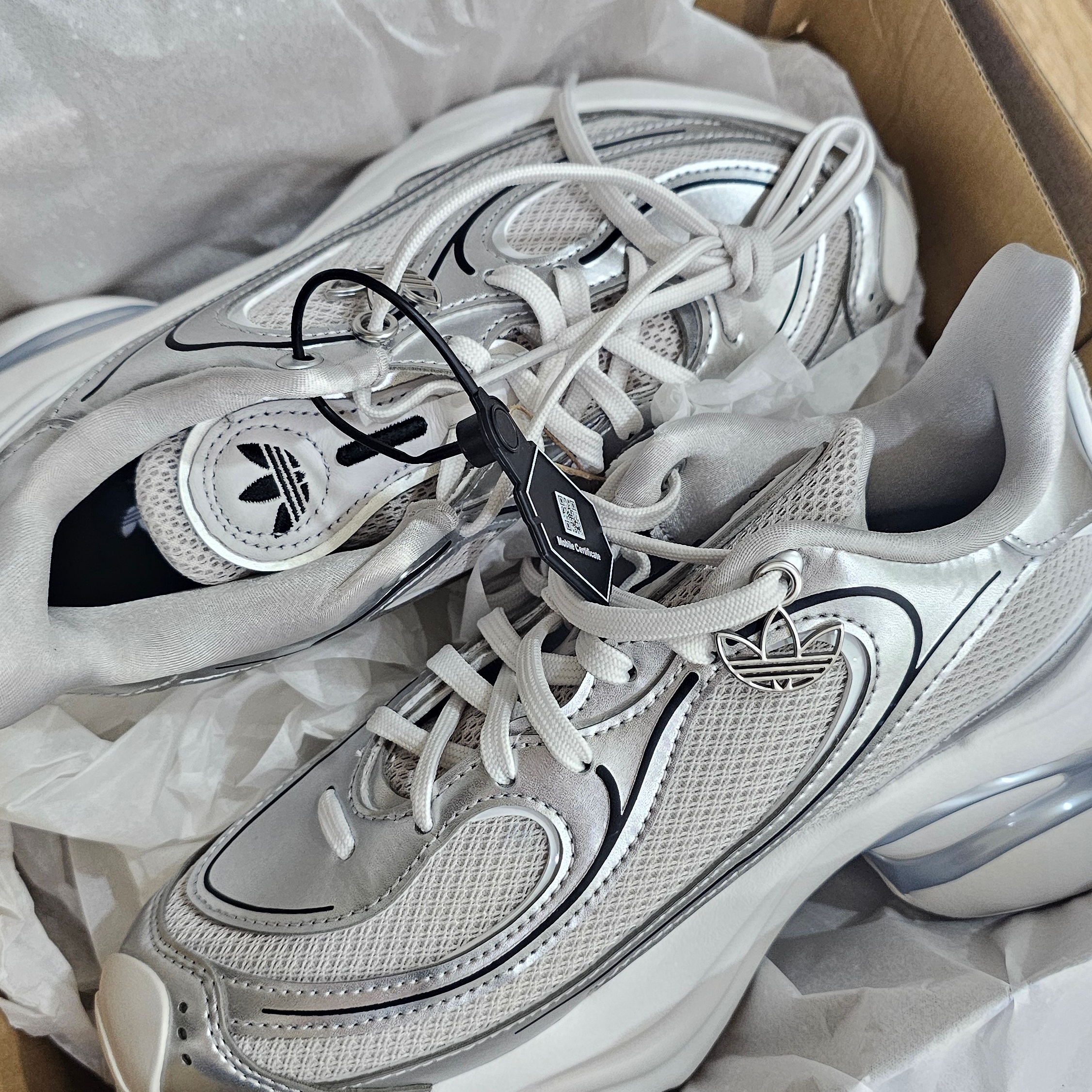 (W) Adidas Ozvenuz Silver Metallic Grey One 착용 스타일 - 2