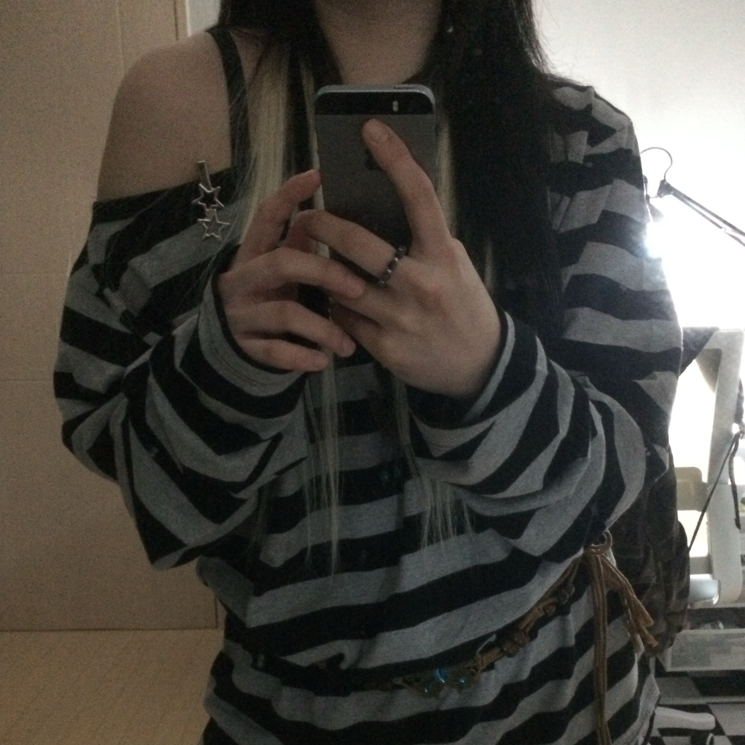 MILLO WOMEN One Shoulder Distressed T-Shirts Stripe Black 착용 스타일