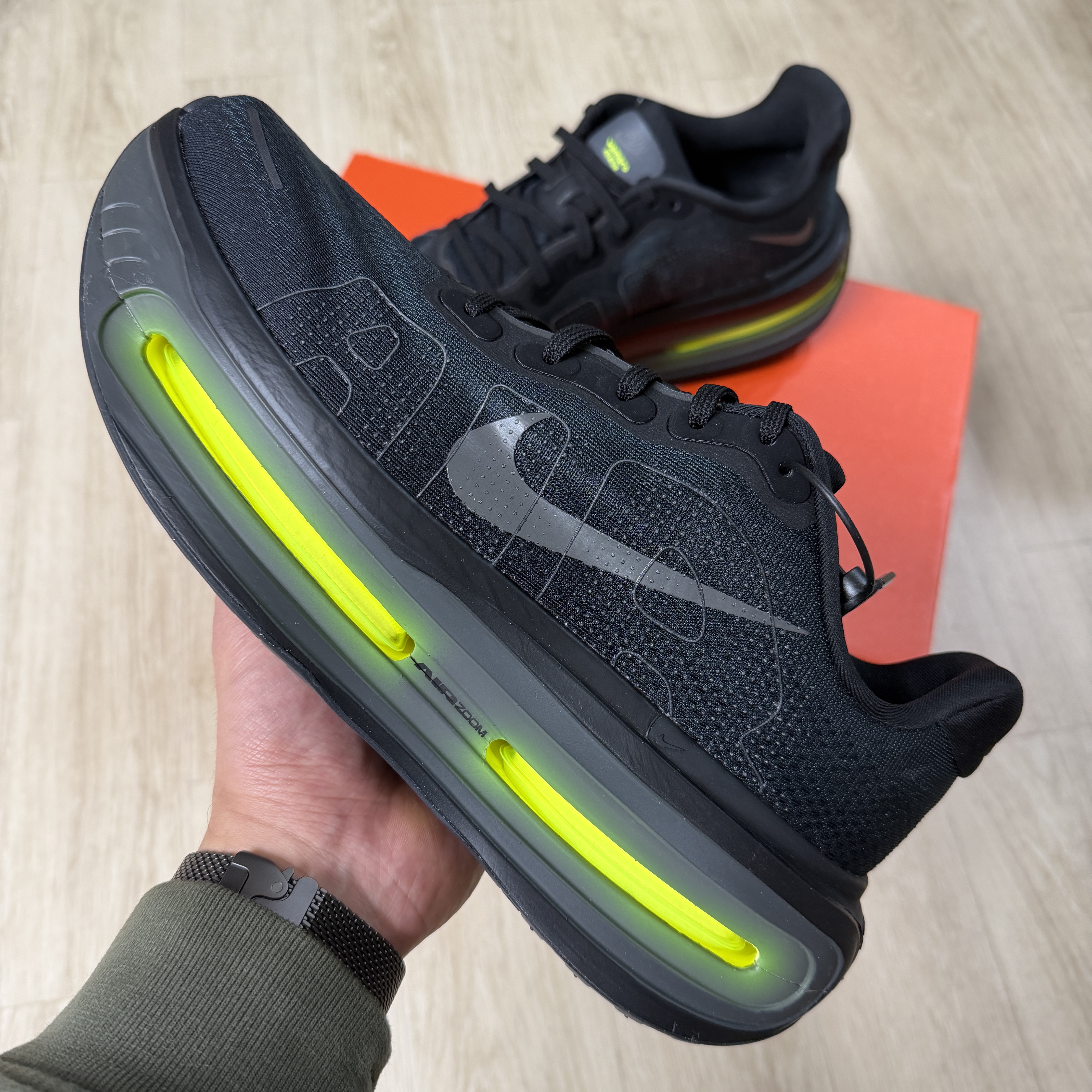 Nike Vomero Premium Black Iron Grey 착용 스타일