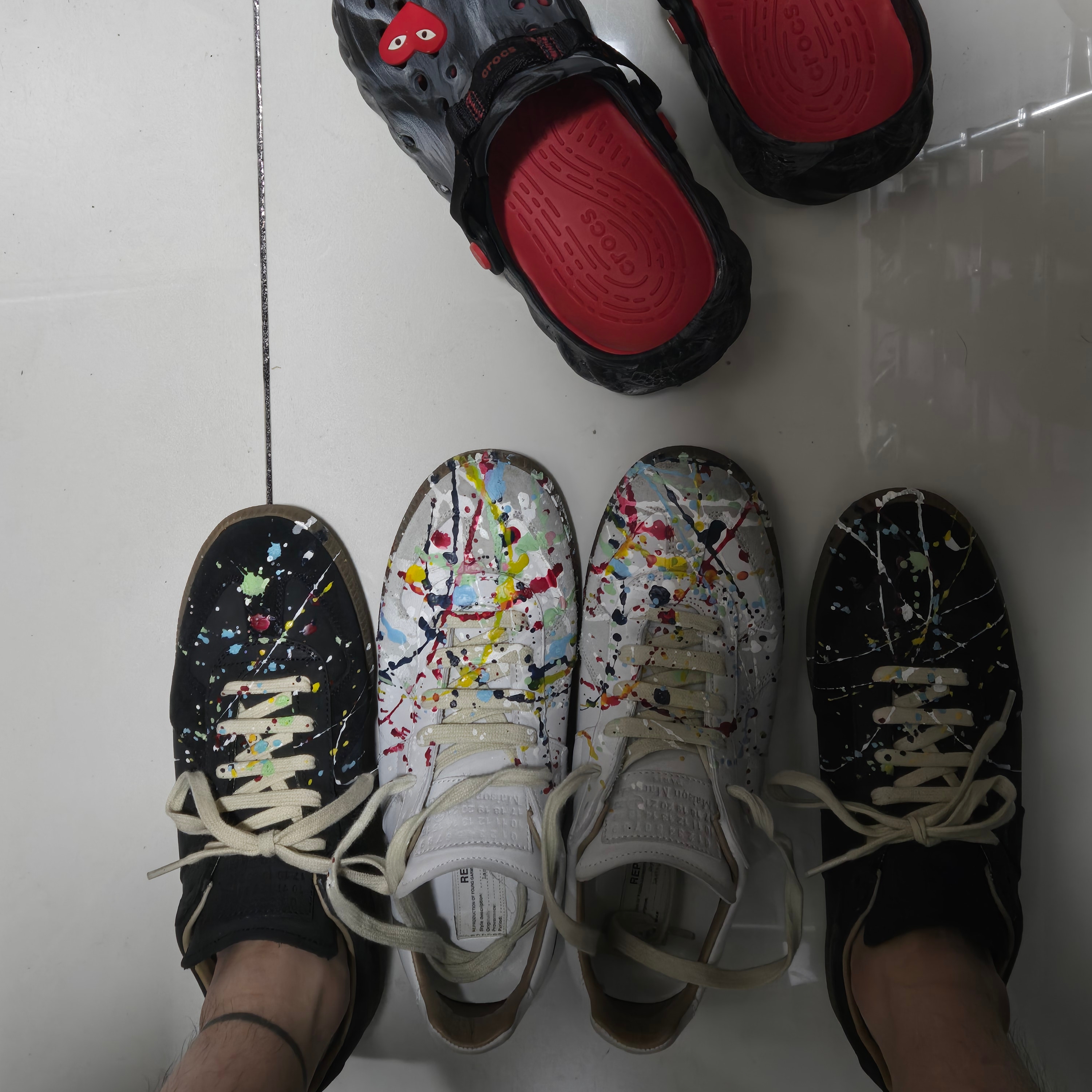 Maison Margiela Replica Paint Drop Sneakers Black 착용 스타일