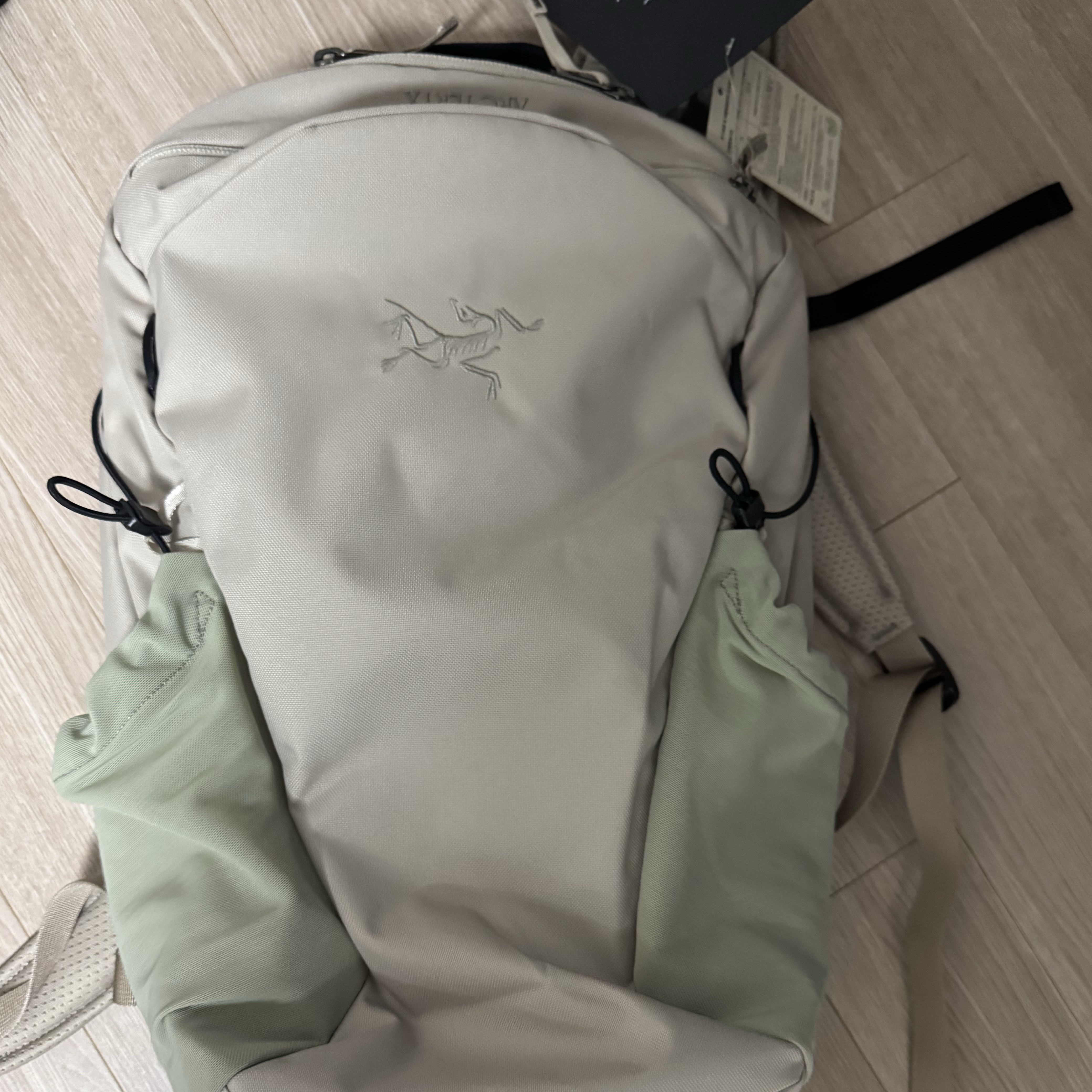 Arc'teryx Mantis 16 Backpack Rune 착용 스타일