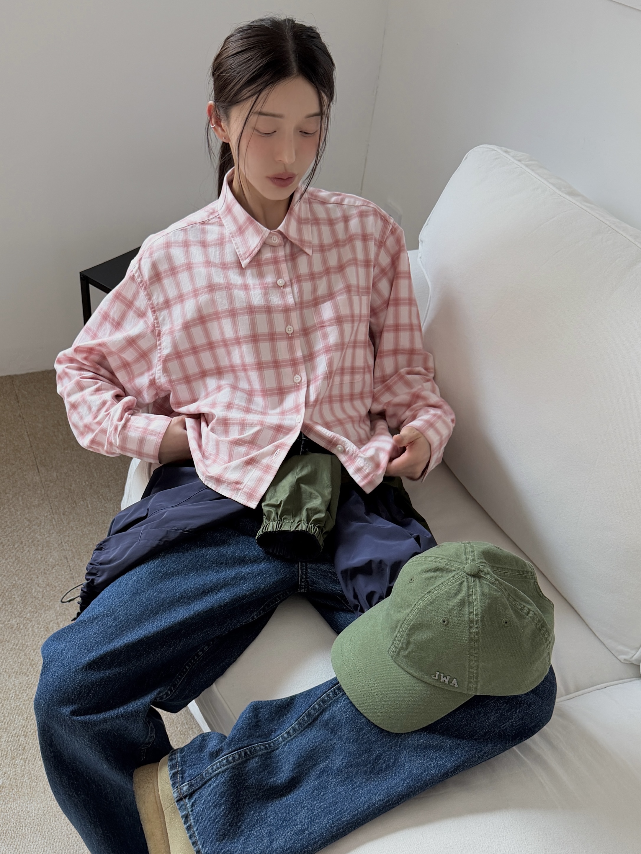 (W) Clarks Wallabee Maple Suede, Uniqlo x JW Anderson Baggy Jeans Blue 착용 스타일 - 7