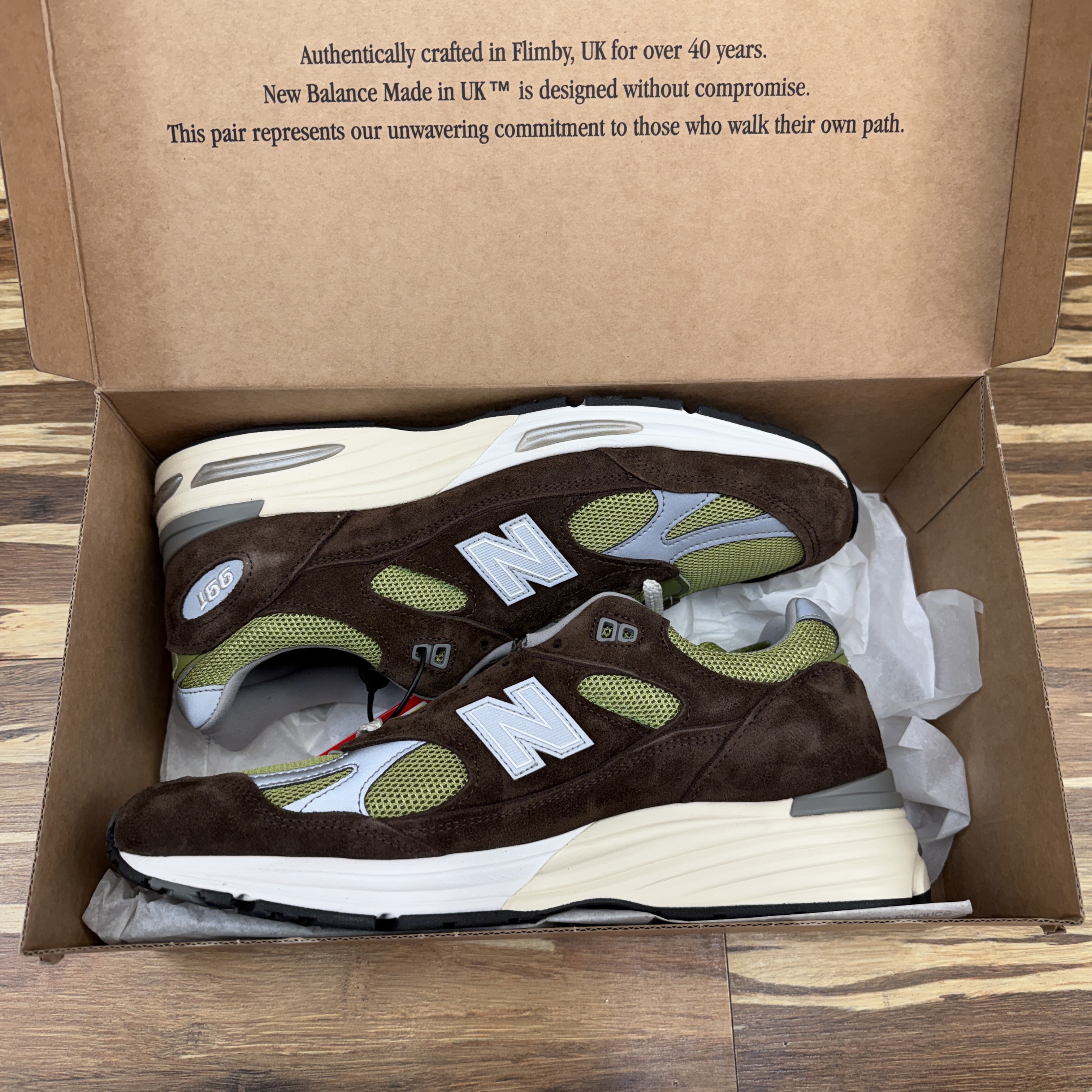 New Balance × Danielle Cathari 991v2 Chocolate Brown Pistachio 착용 스타일 - 1