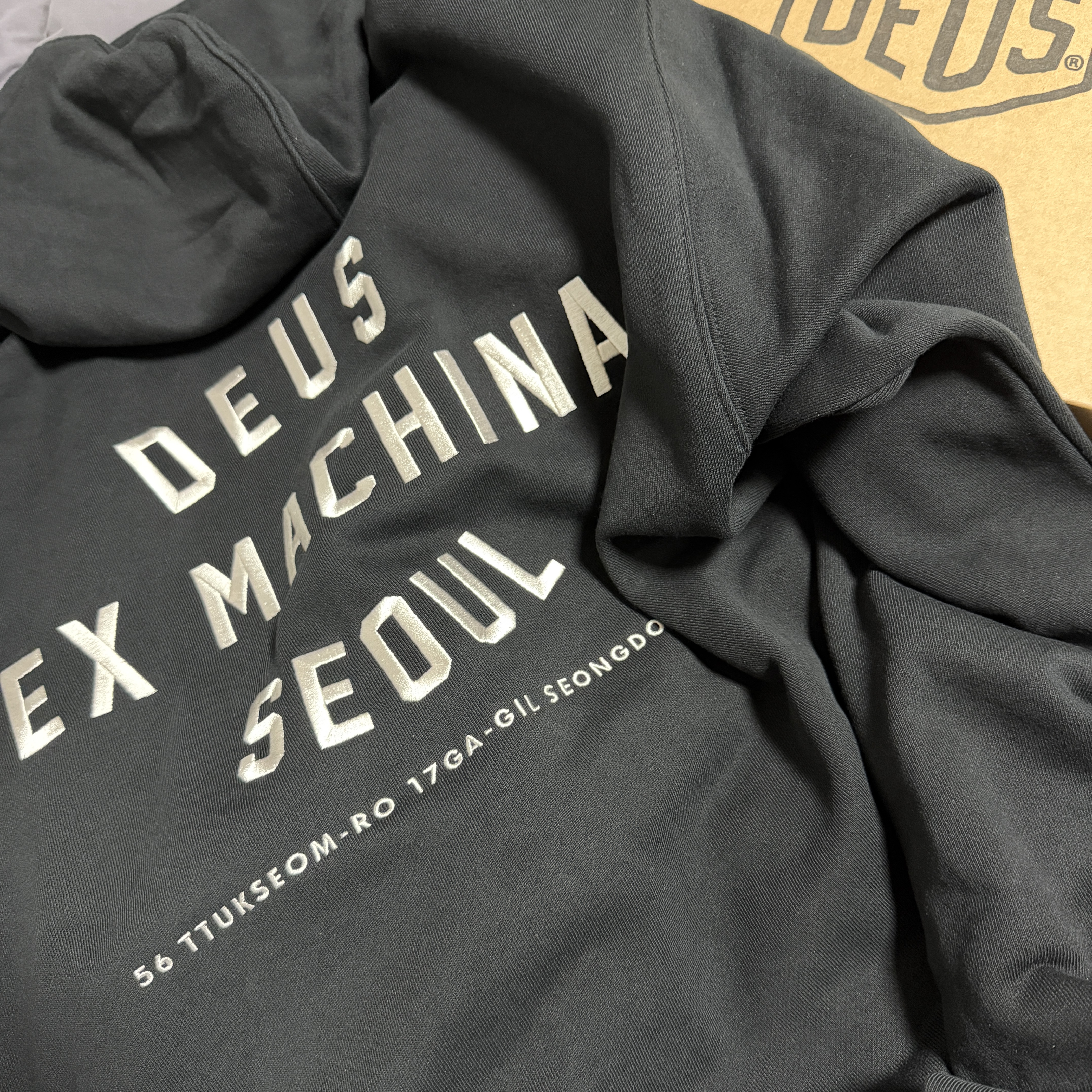 Deus Ex Machina College Address Hoodie Zip Up Black 착용 스타일