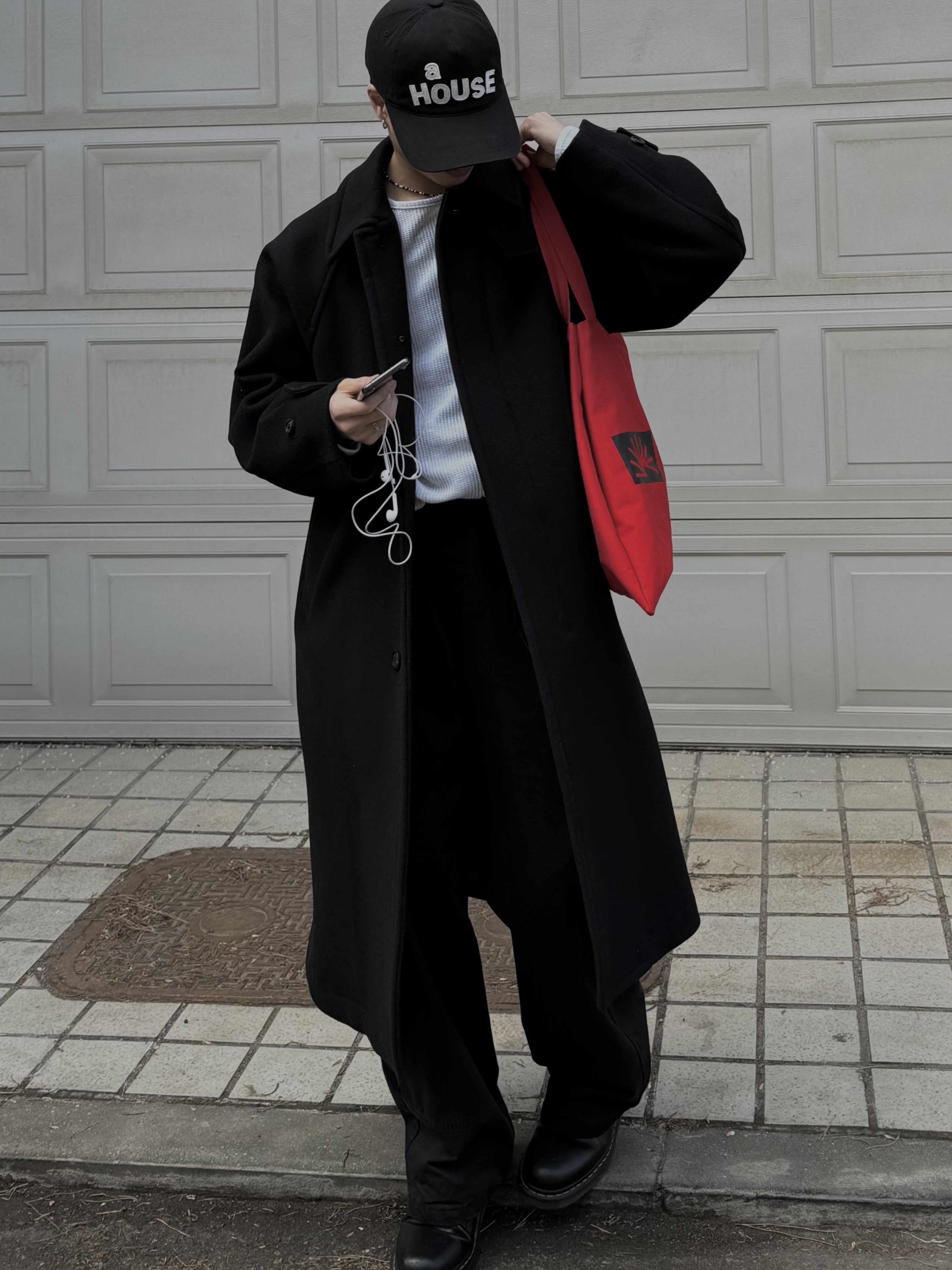 Berlin Photobook Distribution 002 Bag Red, Kikozy A House Cap Black 착용 스타일 - 1