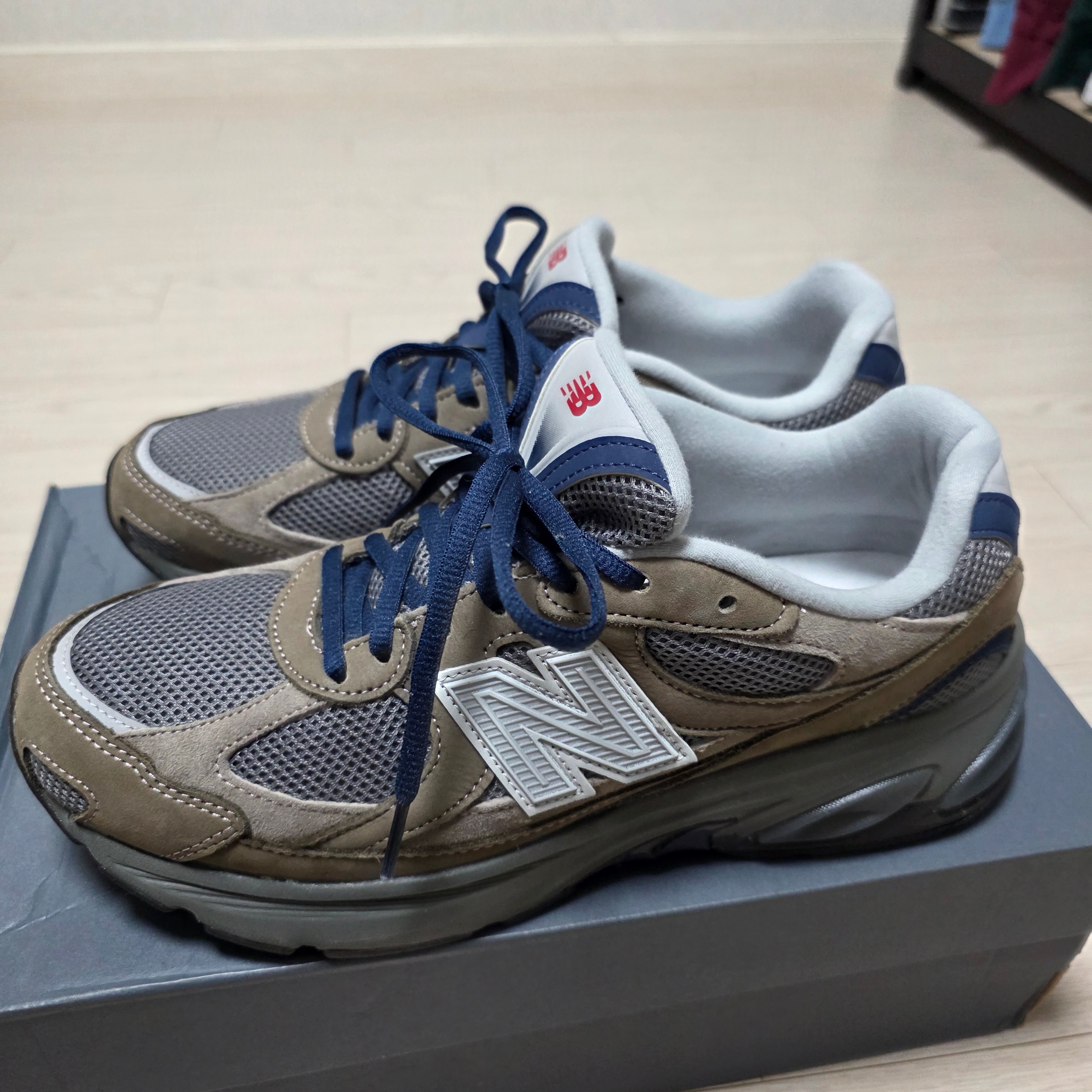 New Balance x Khakis 2010 Abzorb Shadow Brown 착용 스타일