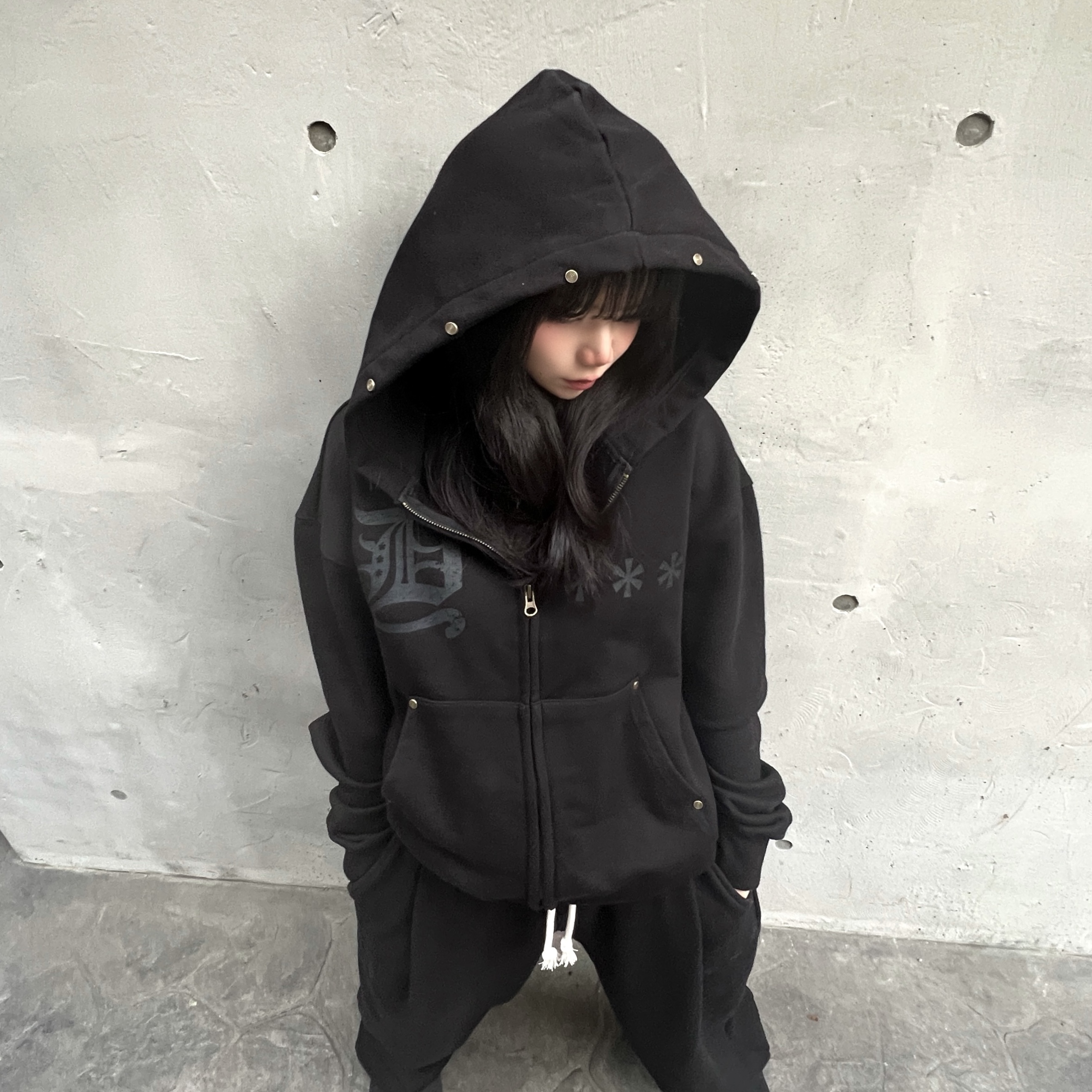 AMOU D-Star Hoodie Zip Up Black, AMOU D-Star Pants Black 착용 스타일 - 1
