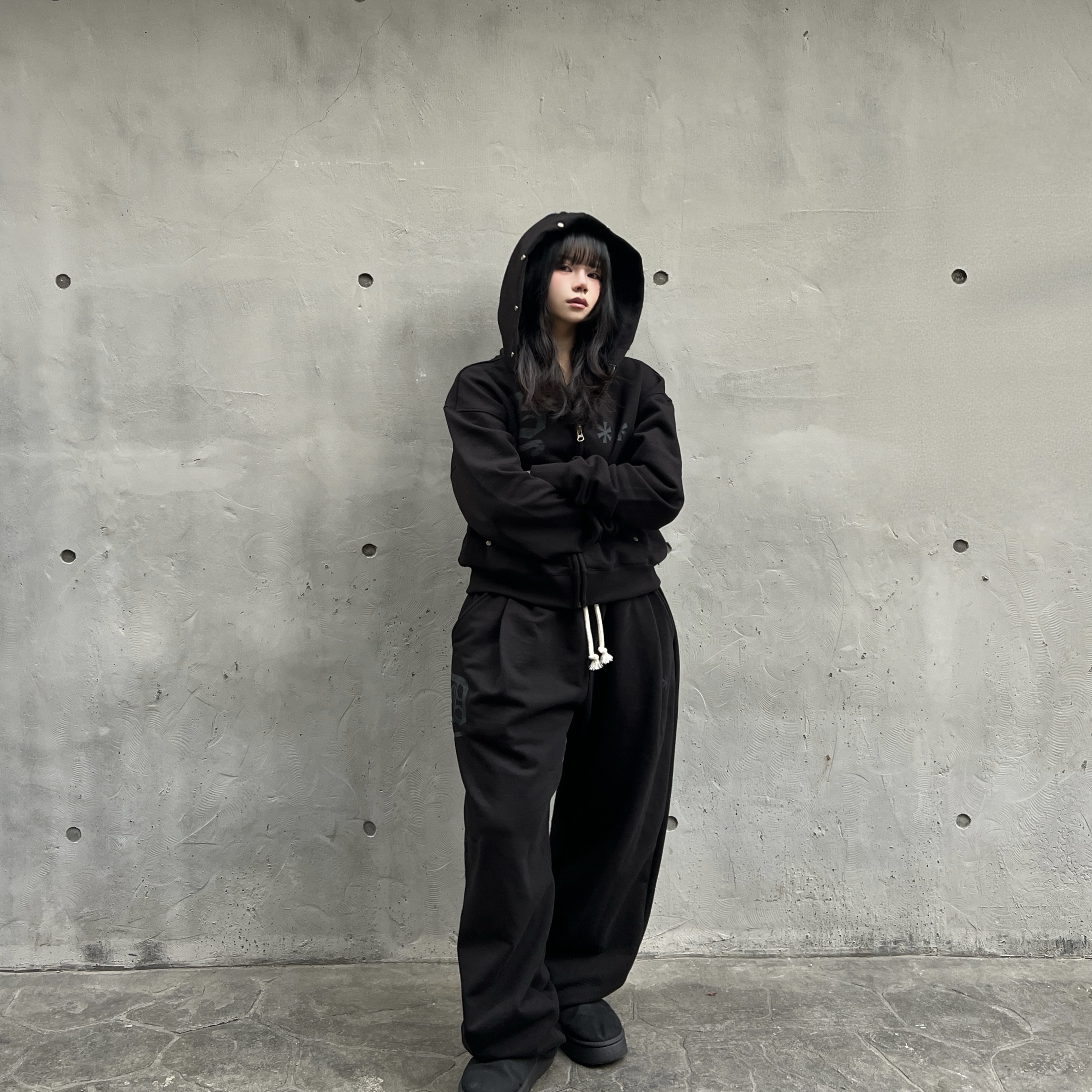 AMOU D-Star Hoodie Zip Up Black, AMOU D-Star Pants Black 착용 스타일 - 4
