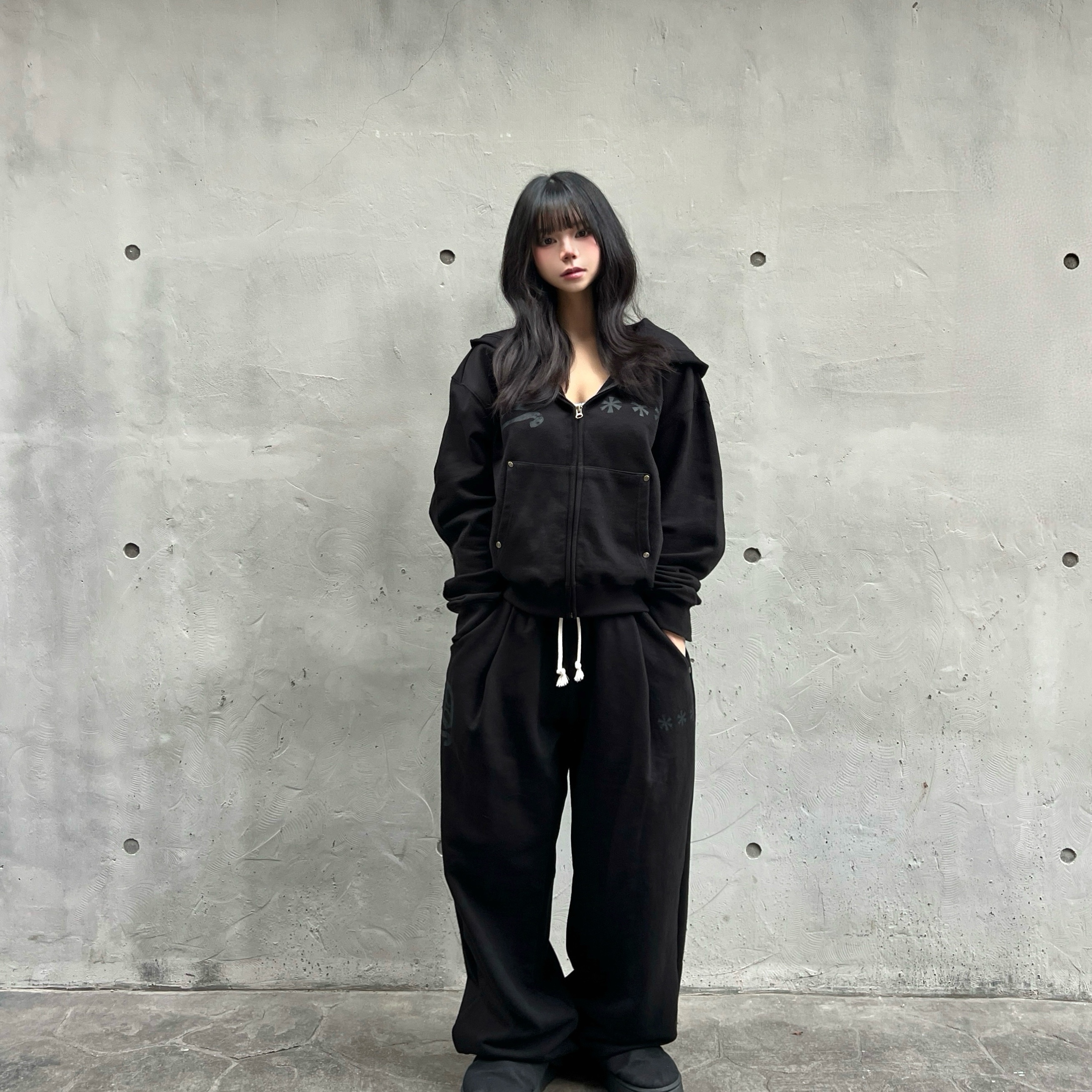AMOU D-Star Hoodie Zip Up Black, AMOU D-Star Pants Black 착용 스타일 - 2