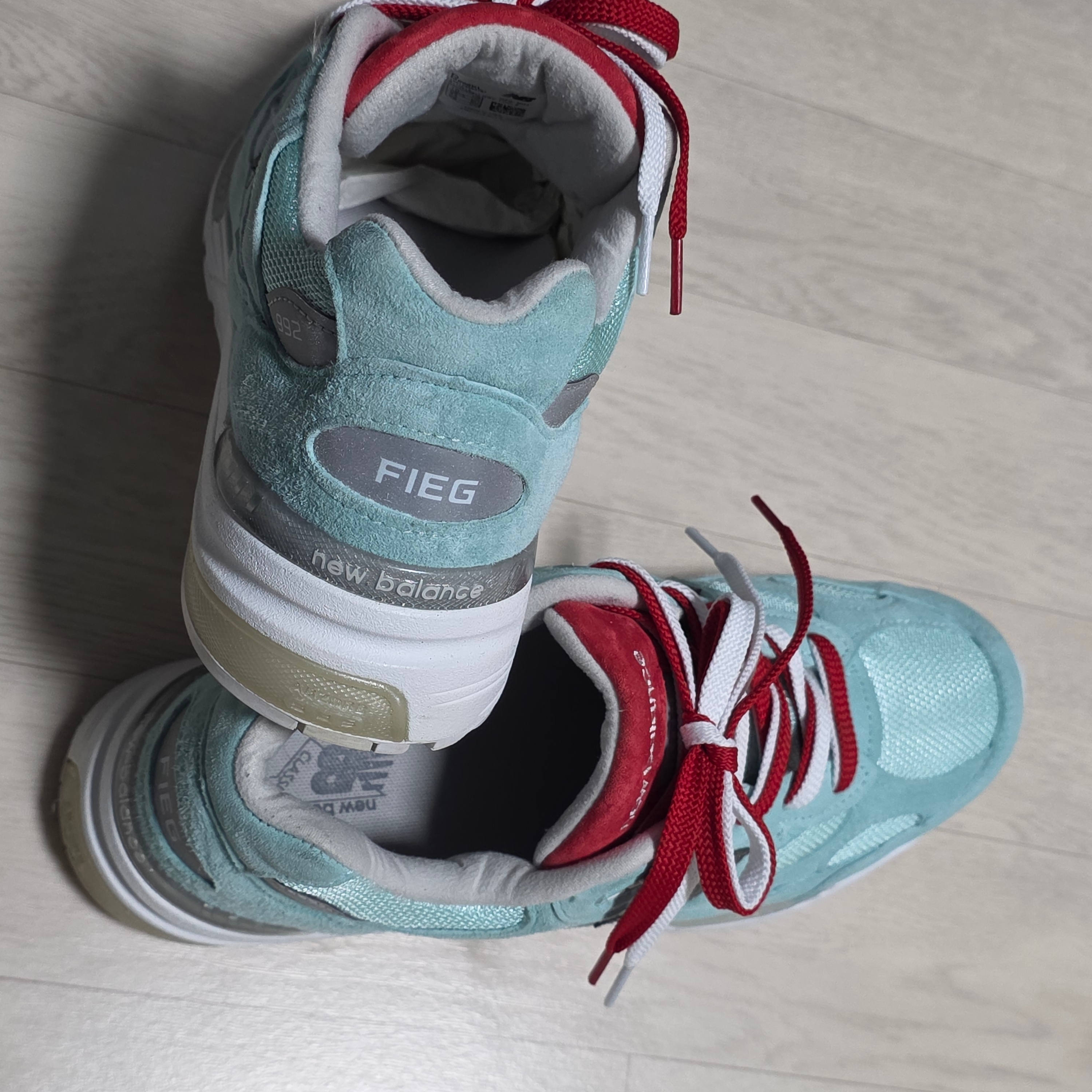 New Balance x Kith 992 Made in USA Kithmas Light Reef 착용 스타일 - 3