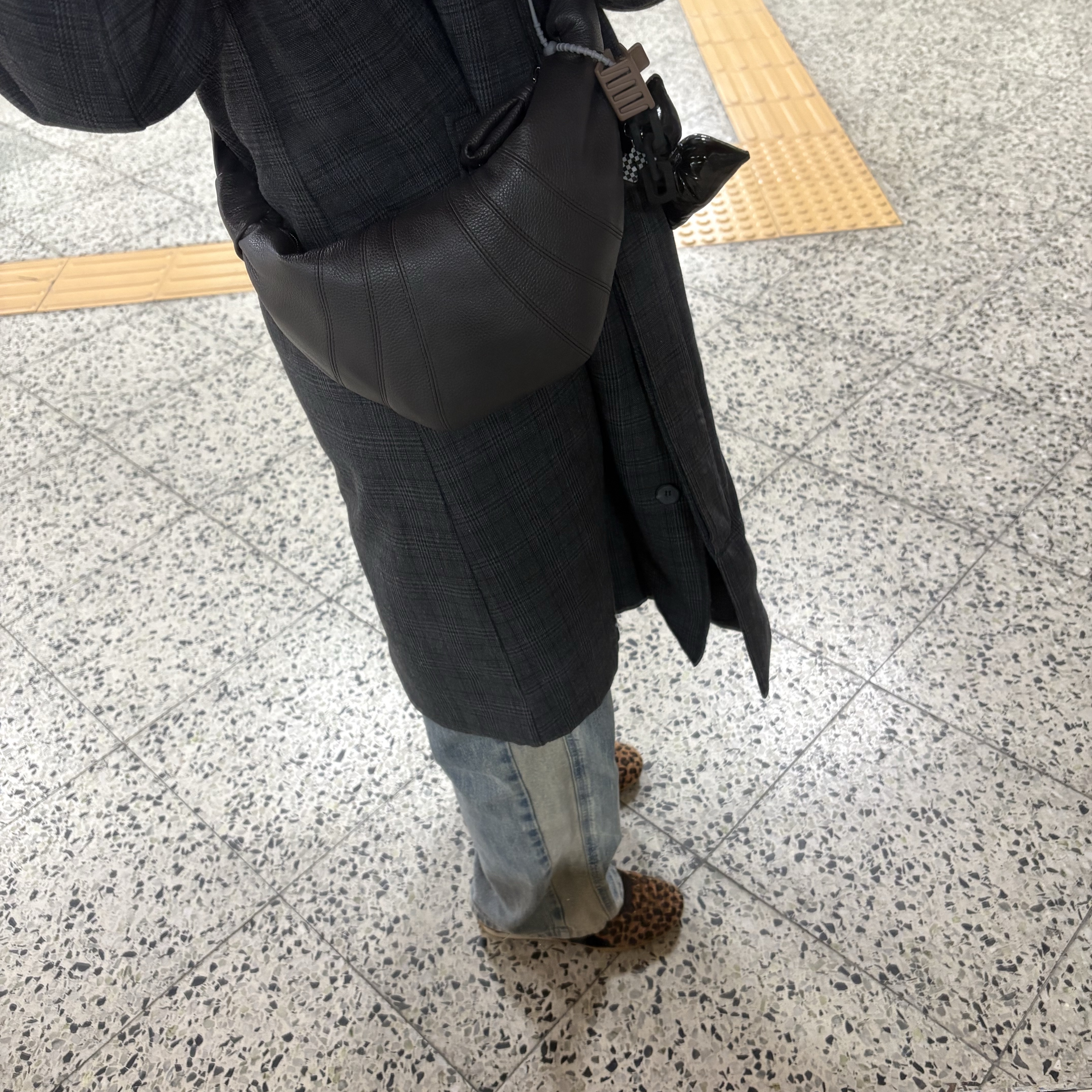 Lemaire Small Croissant Bag Soft Grained Leather Dark Chocolate 착용 스타일 - 1