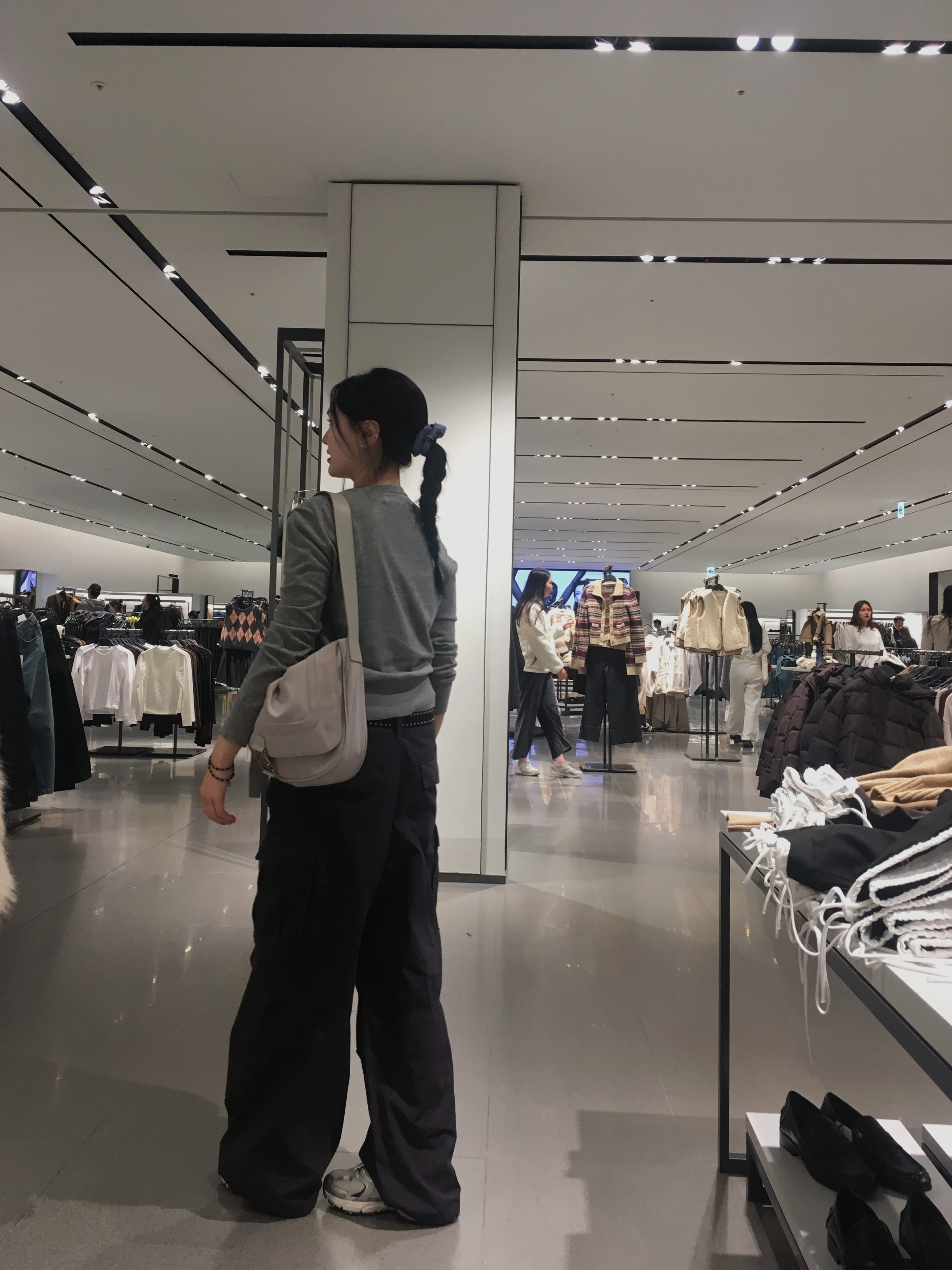 New Balance 530 Steel Grey, Matin Kim Big Buckle Bag Light Grey 착용 스타일 - 1