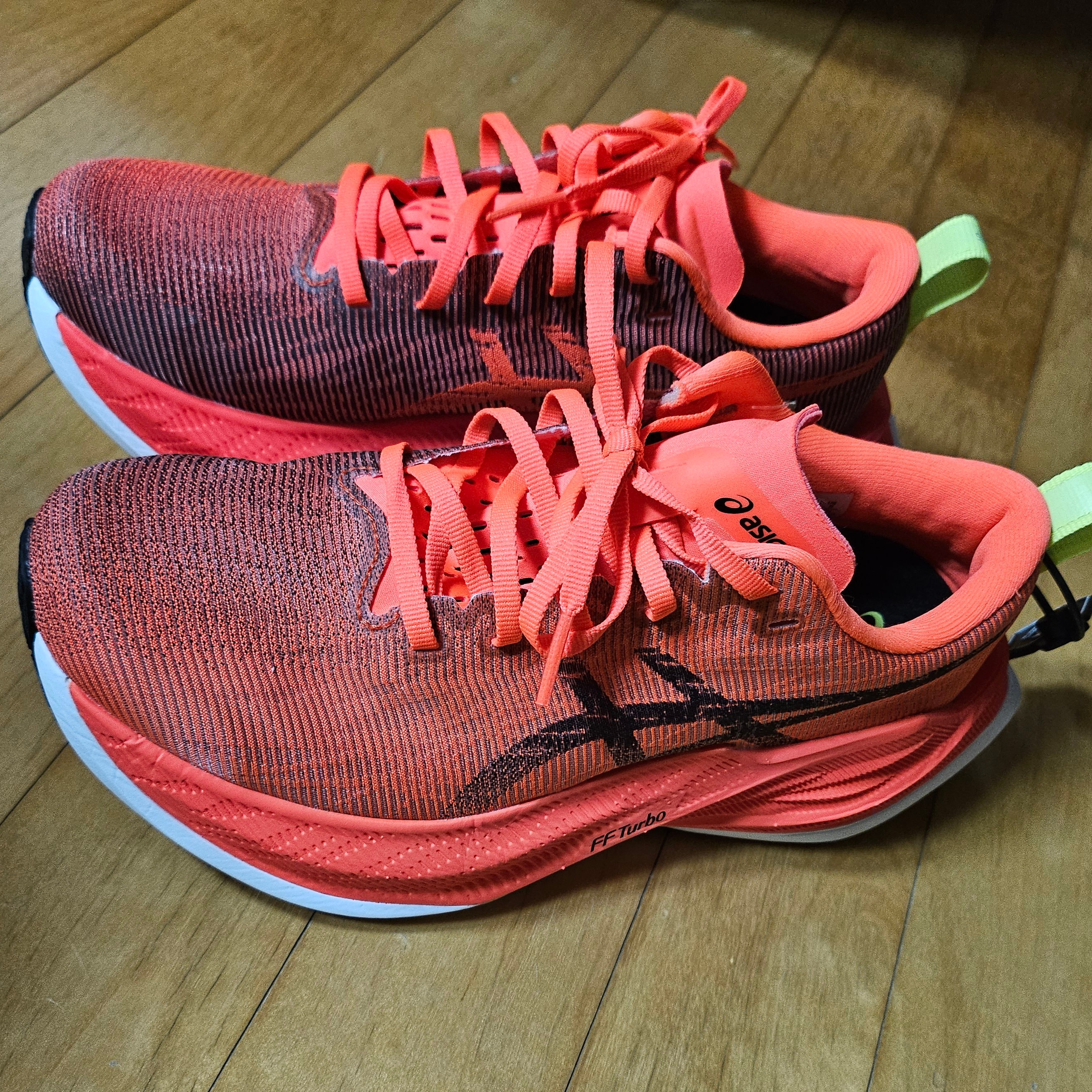 Asics Superblast Sunrise Red Black 착용 스타일