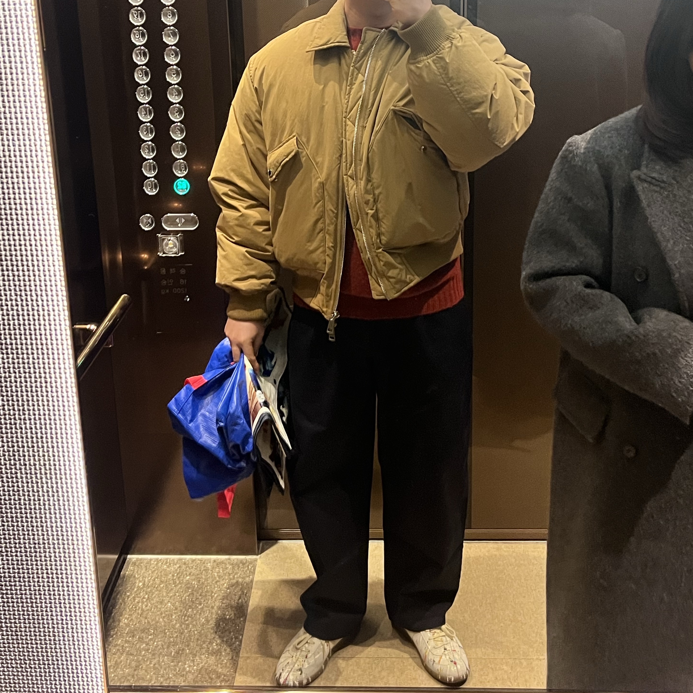 Zara x Nanushka Padded Bomber Jacket Camel, Maison Margiela German Army Painted Sneakers L672034 착용 스타일